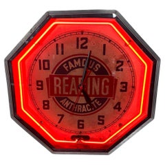 Horloge publicitaire Art Déco hexagonale en néon rouge « FAMOUS READING ANTHRACITE »