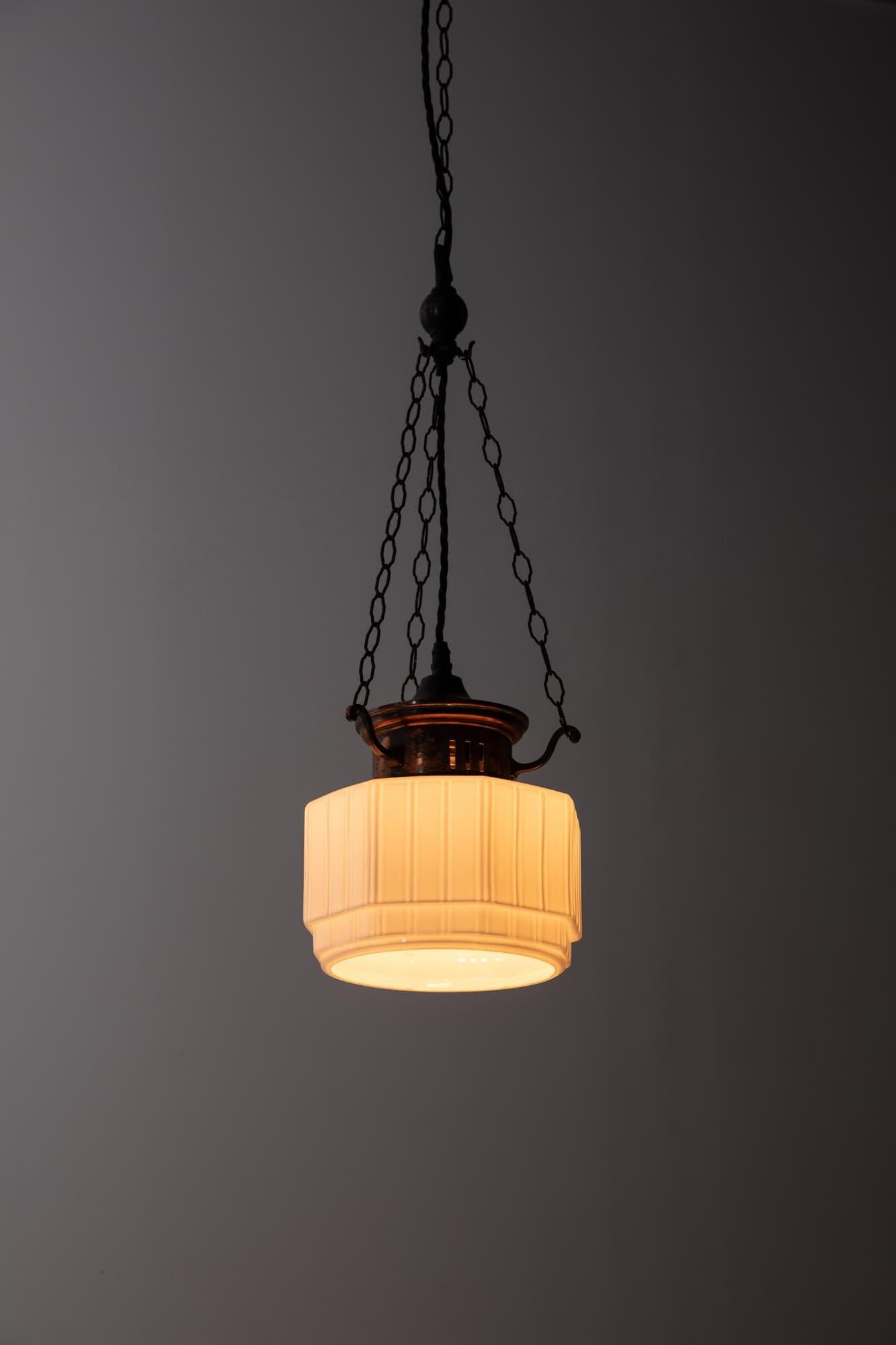 Lámpara Colgante Art Decó de Cristal Opalino Hexagonal con Galería de Cobre, C.1920 en venta 1