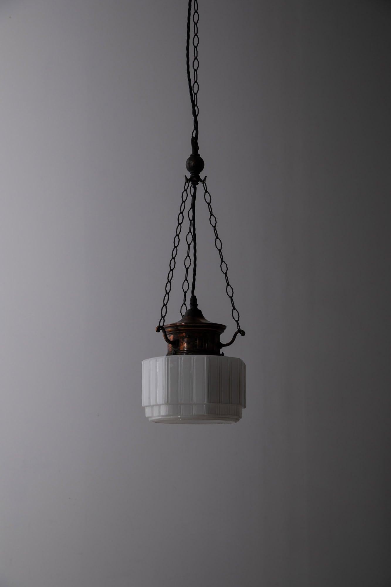 Lámpara Colgante Art Decó de Cristal Opalino Hexagonal con Galería de Cobre, C.1920 en venta 2