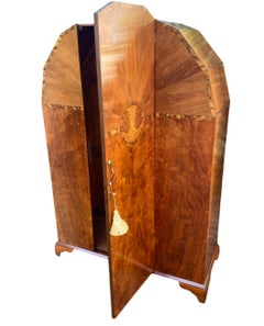 Art Deco Sechseckiger Kleiderschrank oben