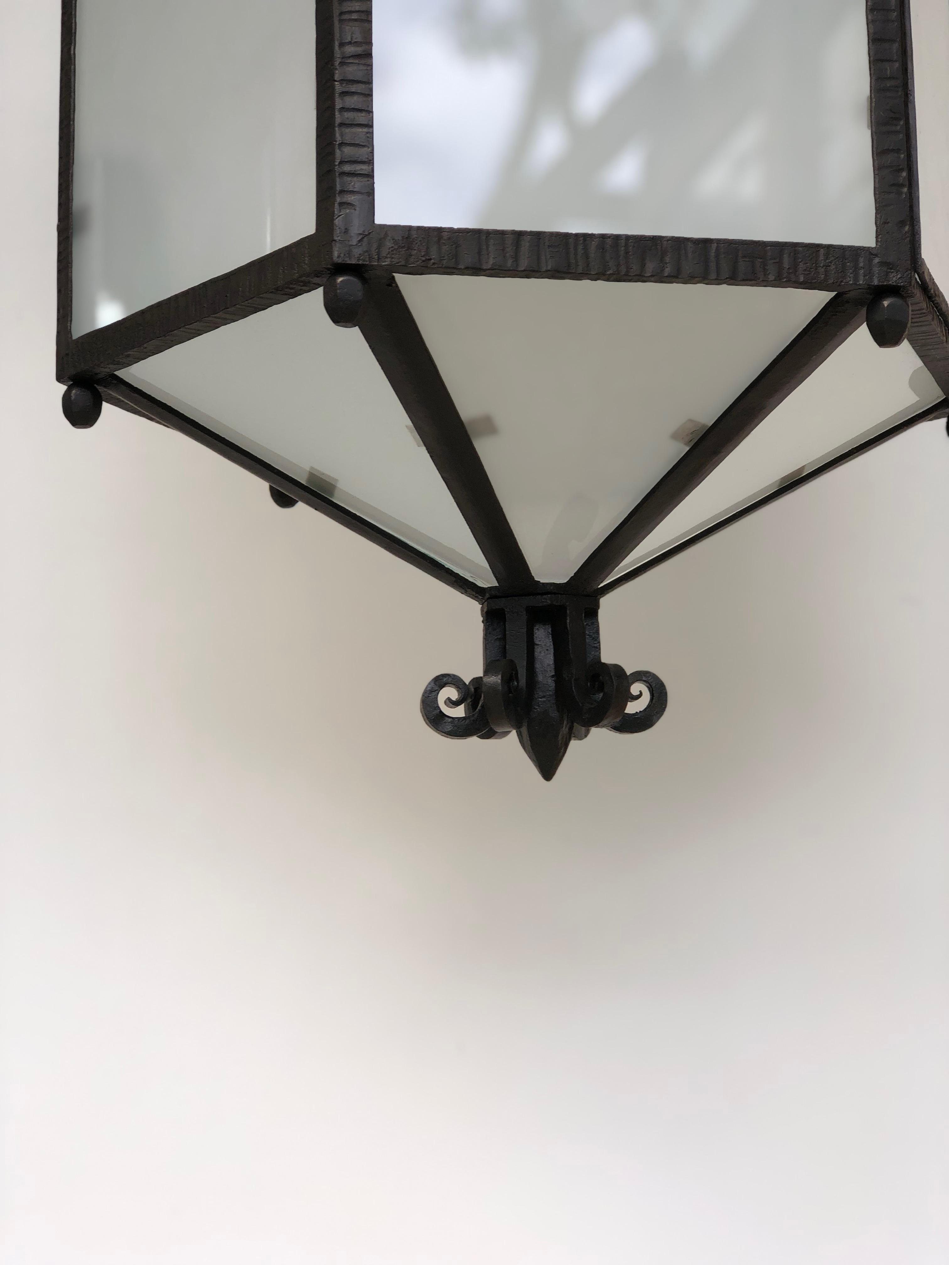 Farol de hierro forjado hexagonal Art Decó en venta 1