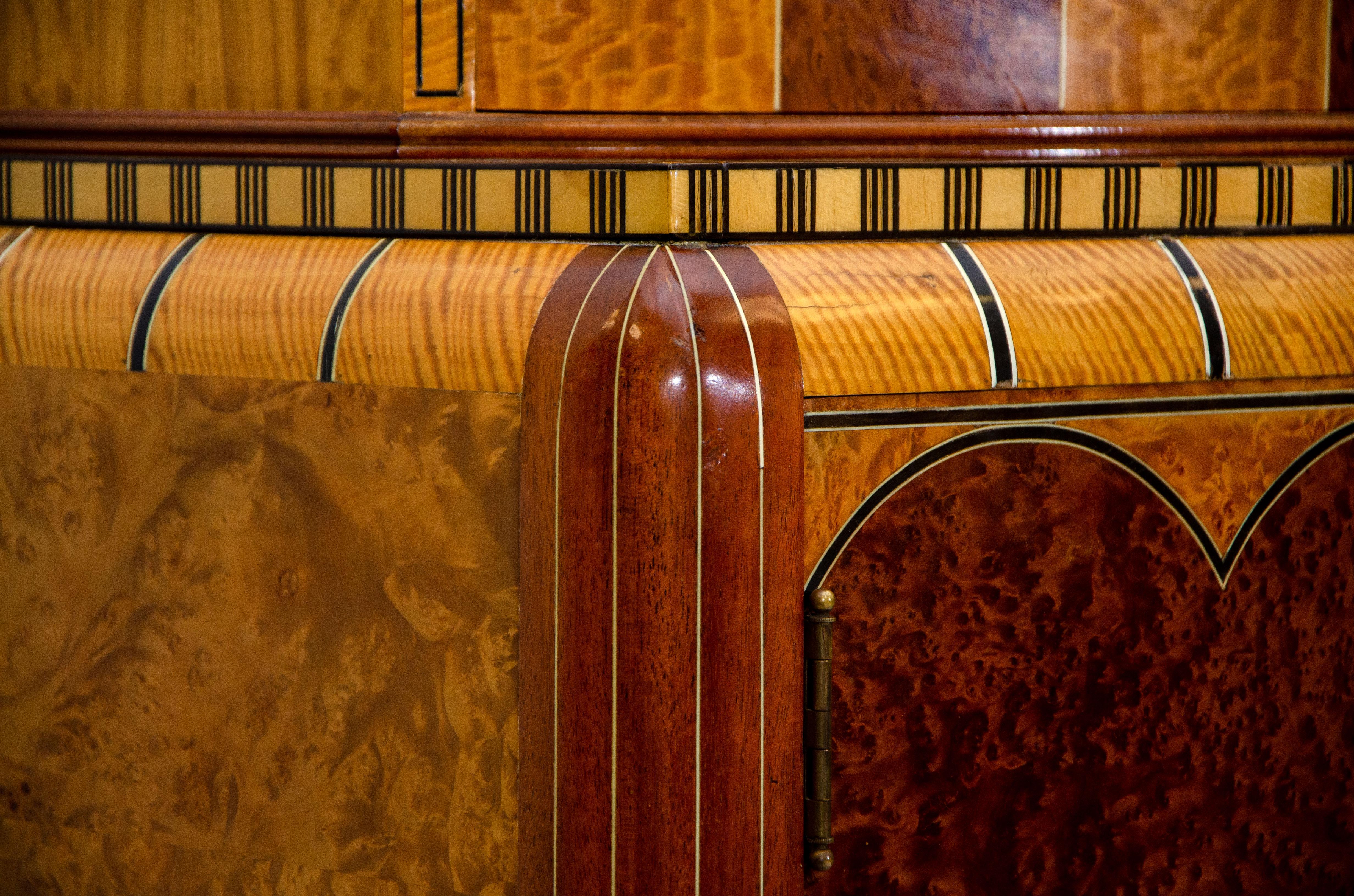 Hohe Art-Déco-Kommode / Kommode von Robert W. Irwin, Royal Furniture im Angebot 3