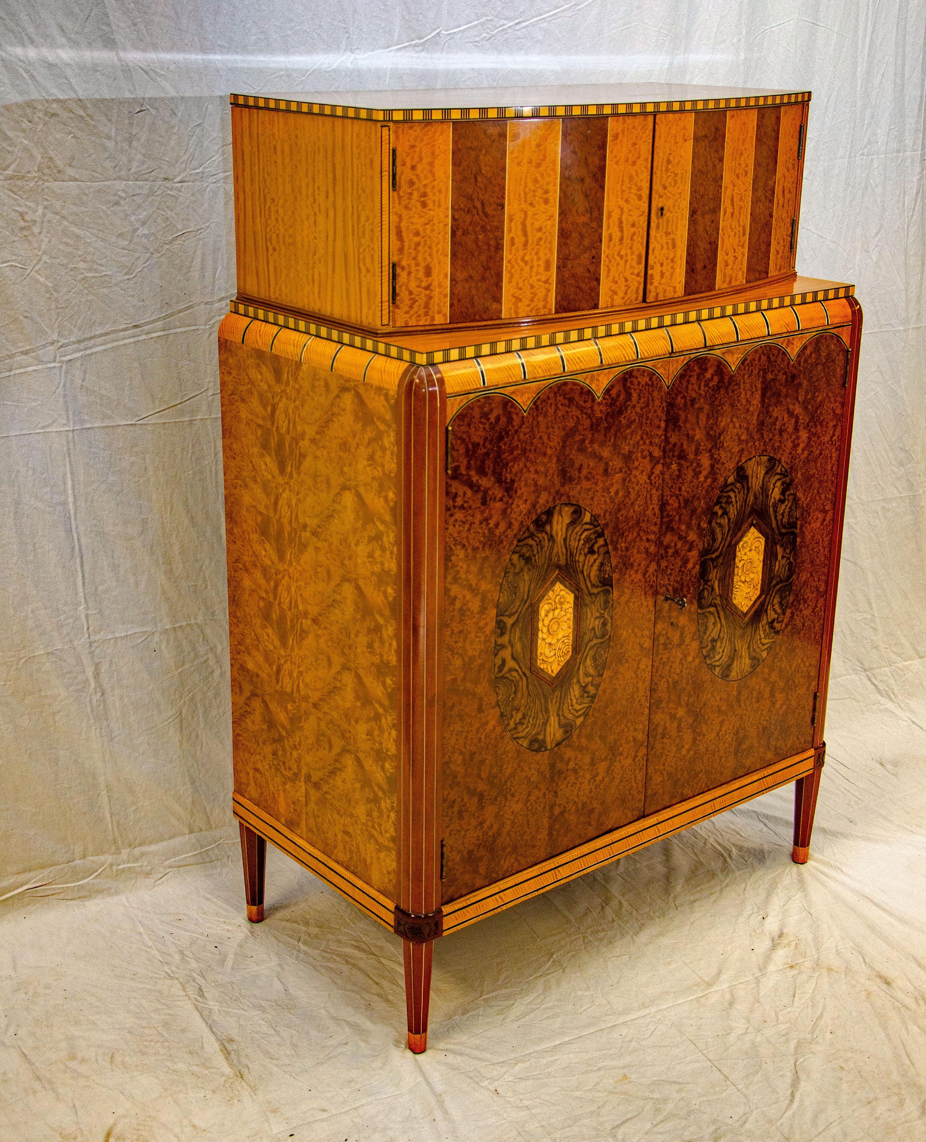 Hohe Art-Déco-Kommode / Kommode von Robert W. Irwin, Royal Furniture (Art déco) im Angebot
