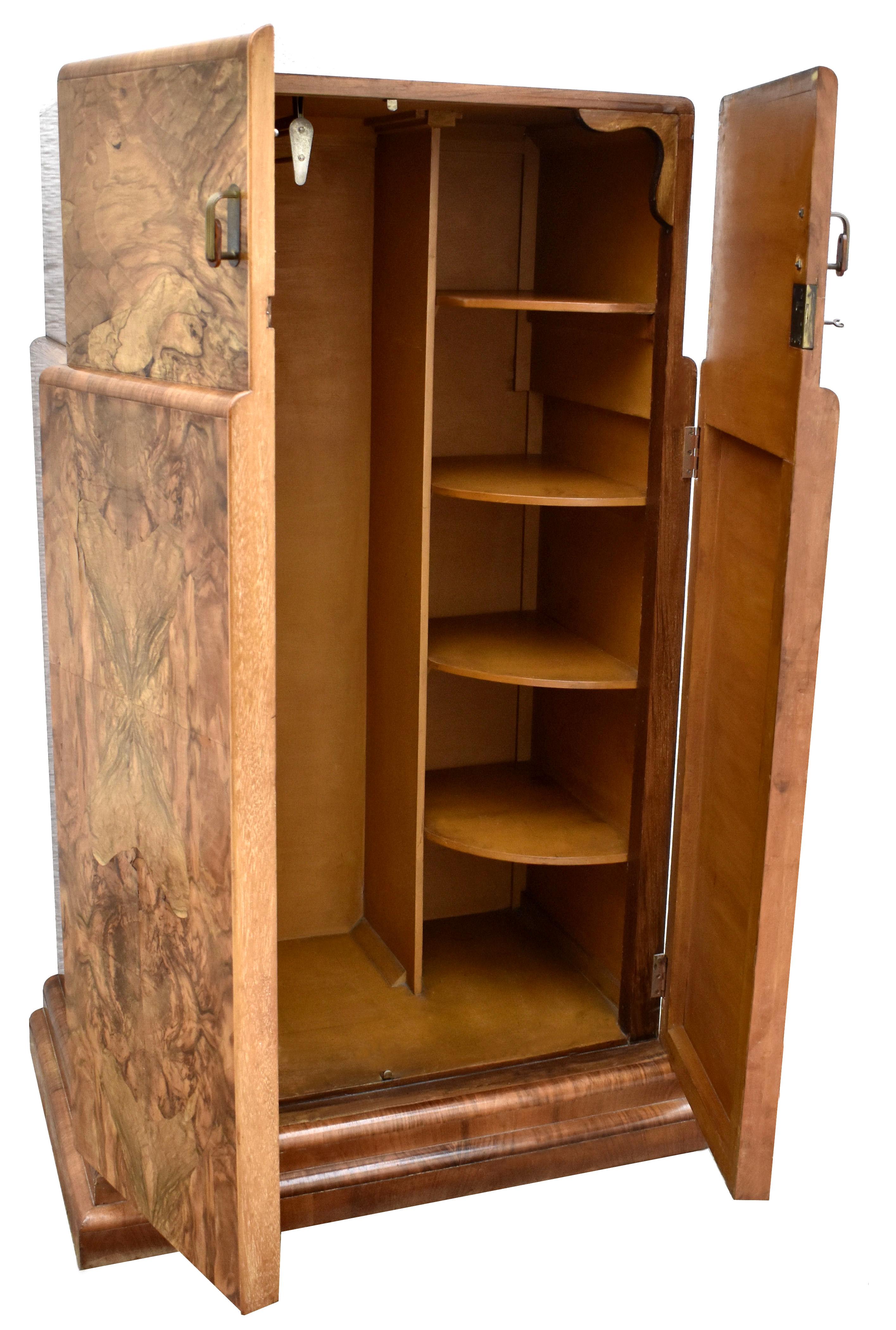 If you're looking for something spectacular for your bedroom without compromising quality and functionality then this Original Art Deco single wardrobe might just be for you! Really the pictures speak for themselves here, the doors and the figuring