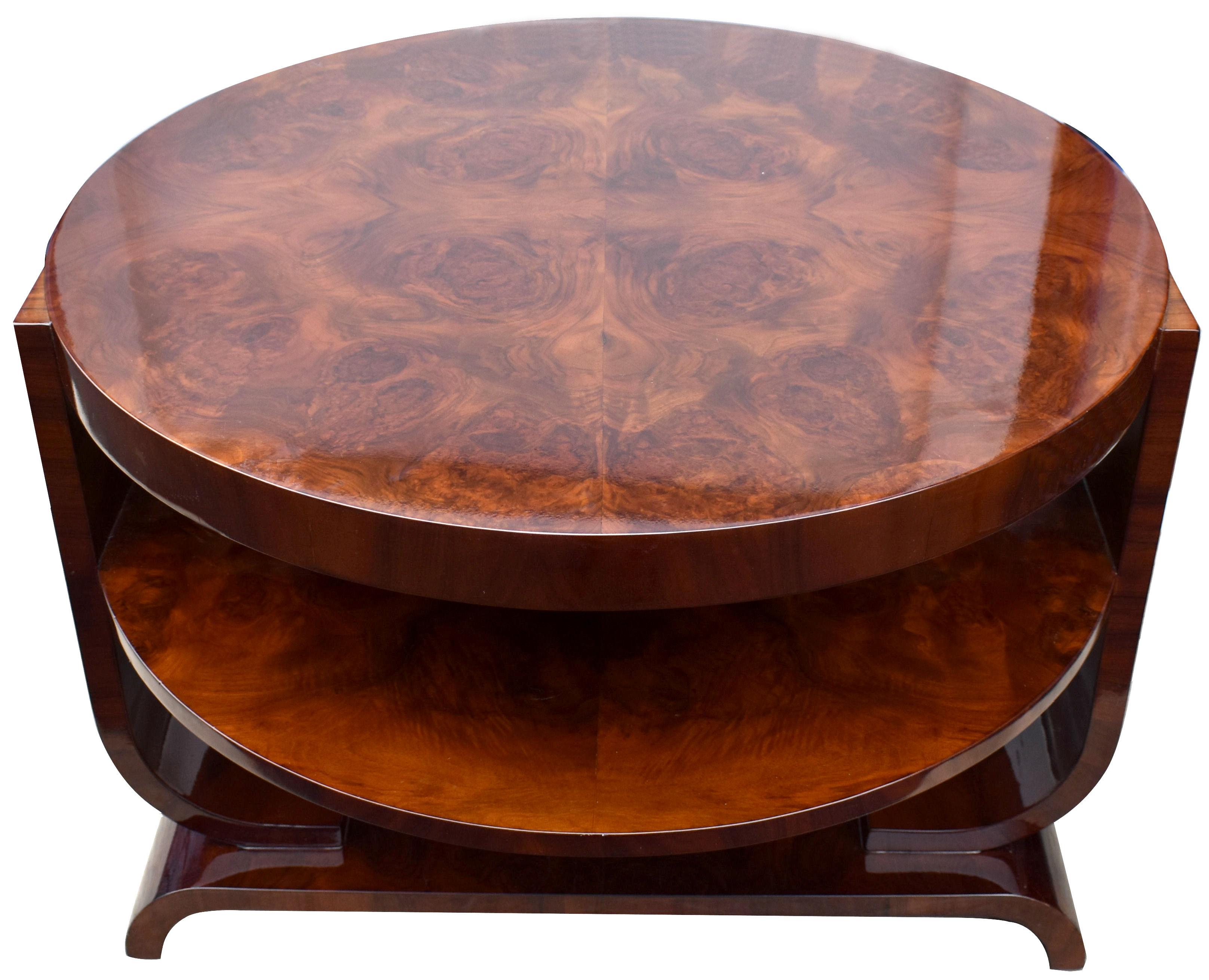 For your consideration is this high style original 1930s Italian walnut table of good proportions. This table is extremely heavy and oozes quality. The veneers are book paged to the top and have the most glorious and appealing pattern . It comes