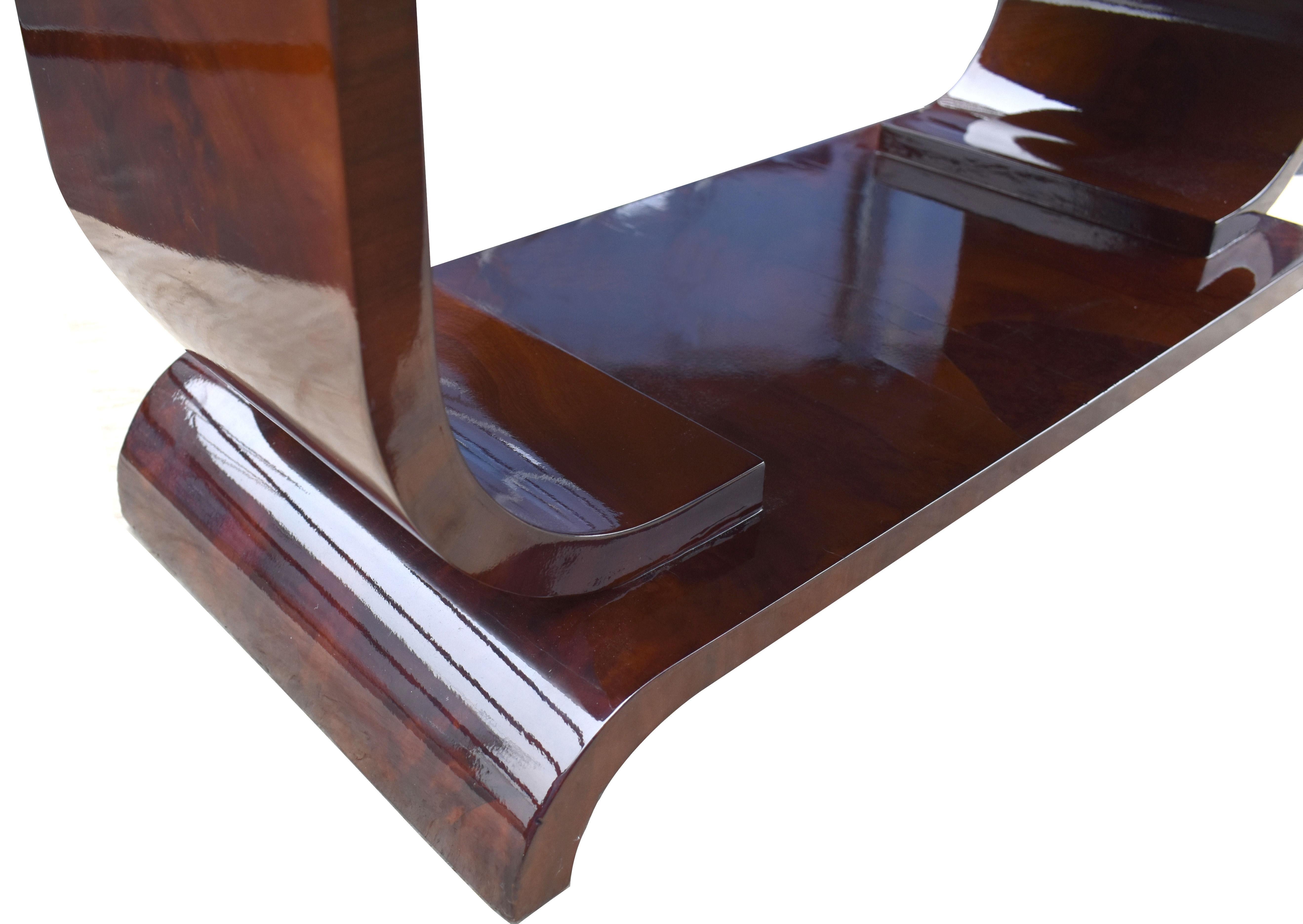 Hochwertiger italienischer Tisch aus Nussbaumholz im Art-Déco-Stil, um 1930 (20. Jahrhundert) im Angebot