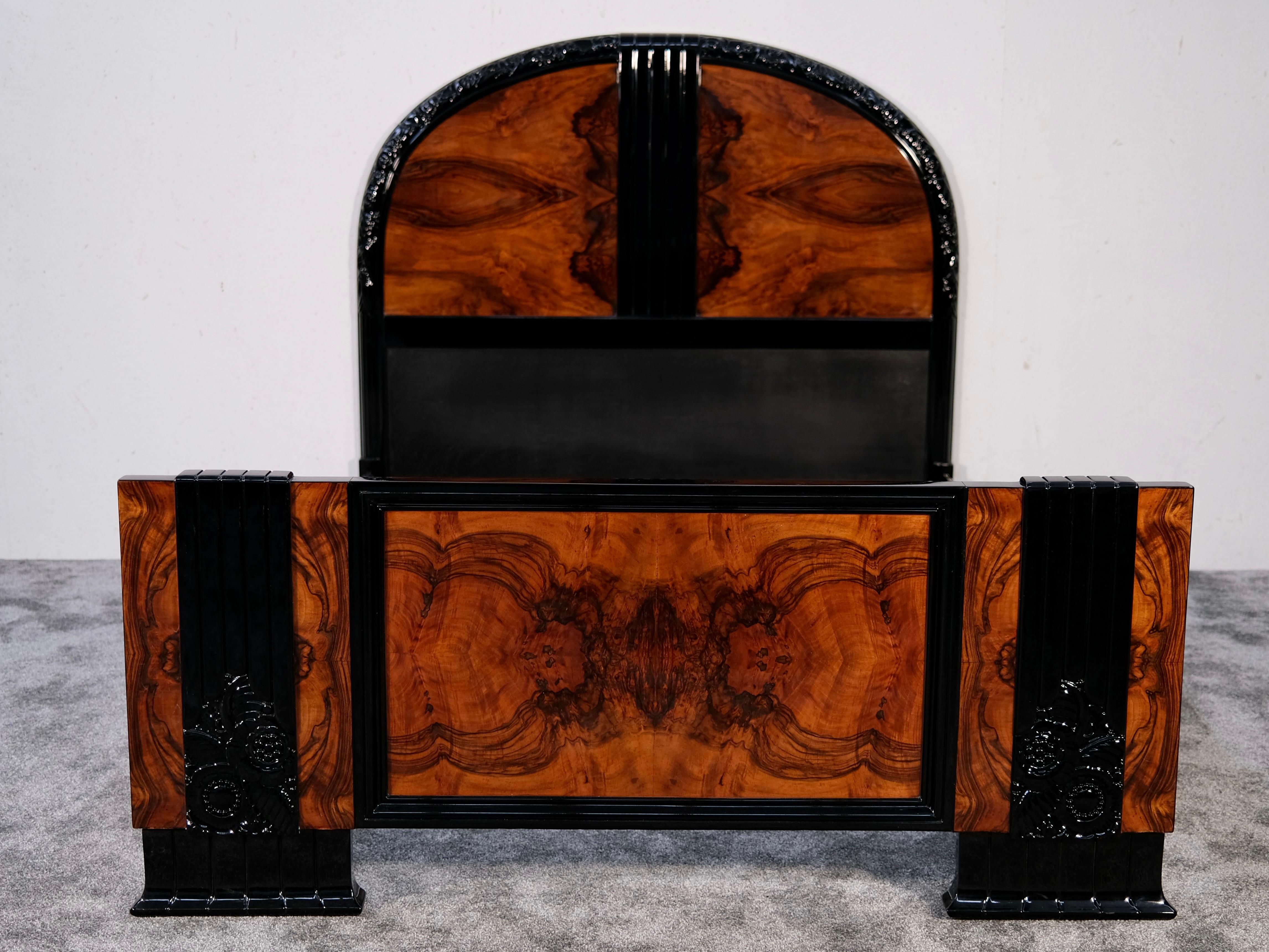 French Art Deco High Gloss Bed Frame in Nutwood and Black Piano Lacquer, France 1930s For Sale