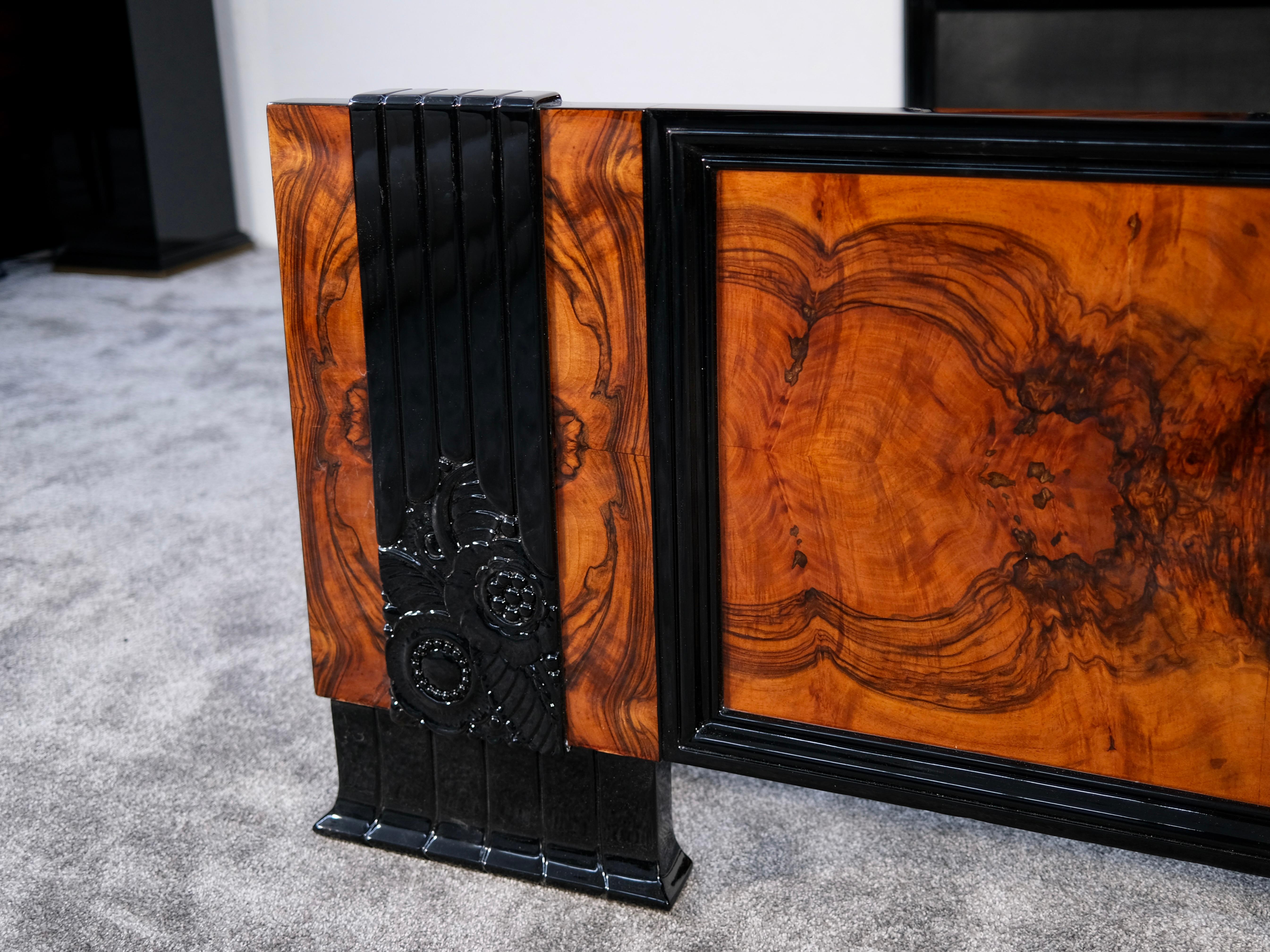 Art Deco High Gloss Bed Frame in Nutwood and Black Piano Lacquer, France 1930s In Good Condition For Sale In Ulm, DE