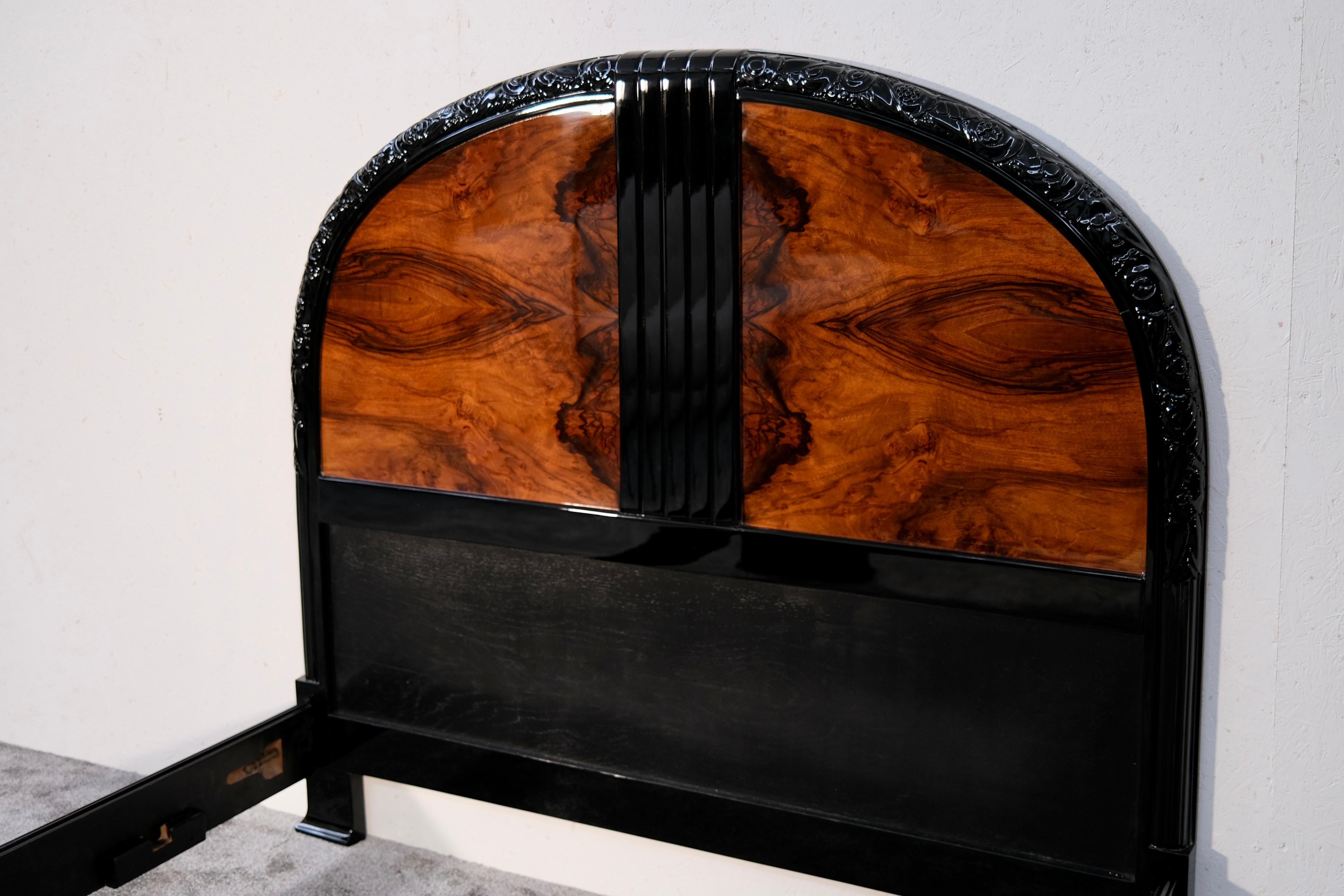 Art Deco High Gloss Bed Frame in Nutwood and Black Piano Lacquer, France 1930s For Sale 2