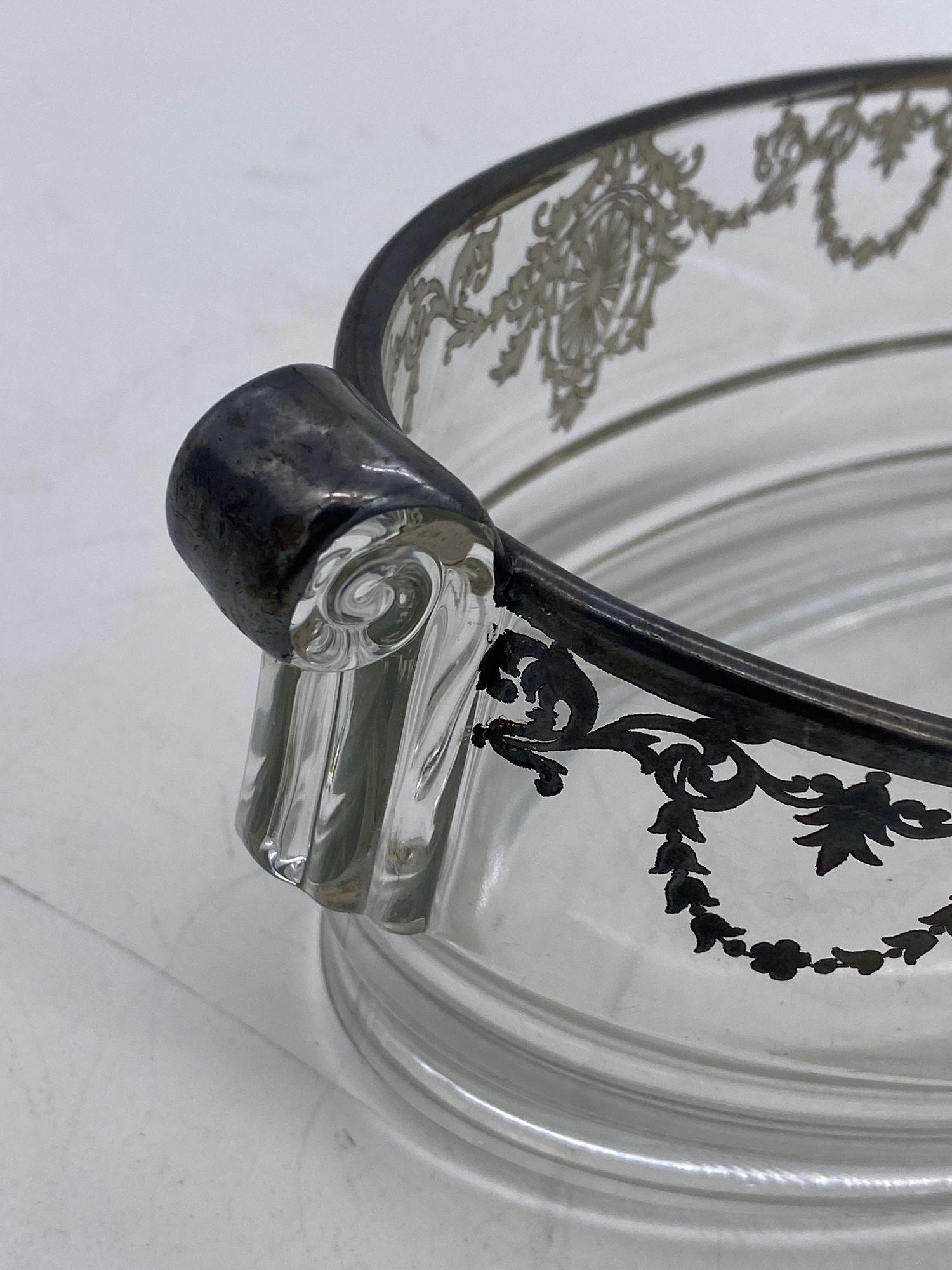 Art Deco High Style Deco Silber Overlay Glas servieren Schüssel Scrolling Griffe (Glaskunst) im Angebot