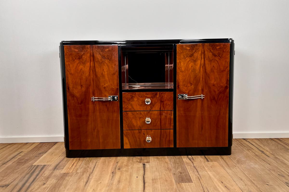 Art Deco highboard with a fantastic veneer and mirrored compartment, the original handles have been newly chrome-plated
We were able to acquire this wonderful piece of furniture from an industrial loft in Hamburg (the owner had to sell 2 Art Deco