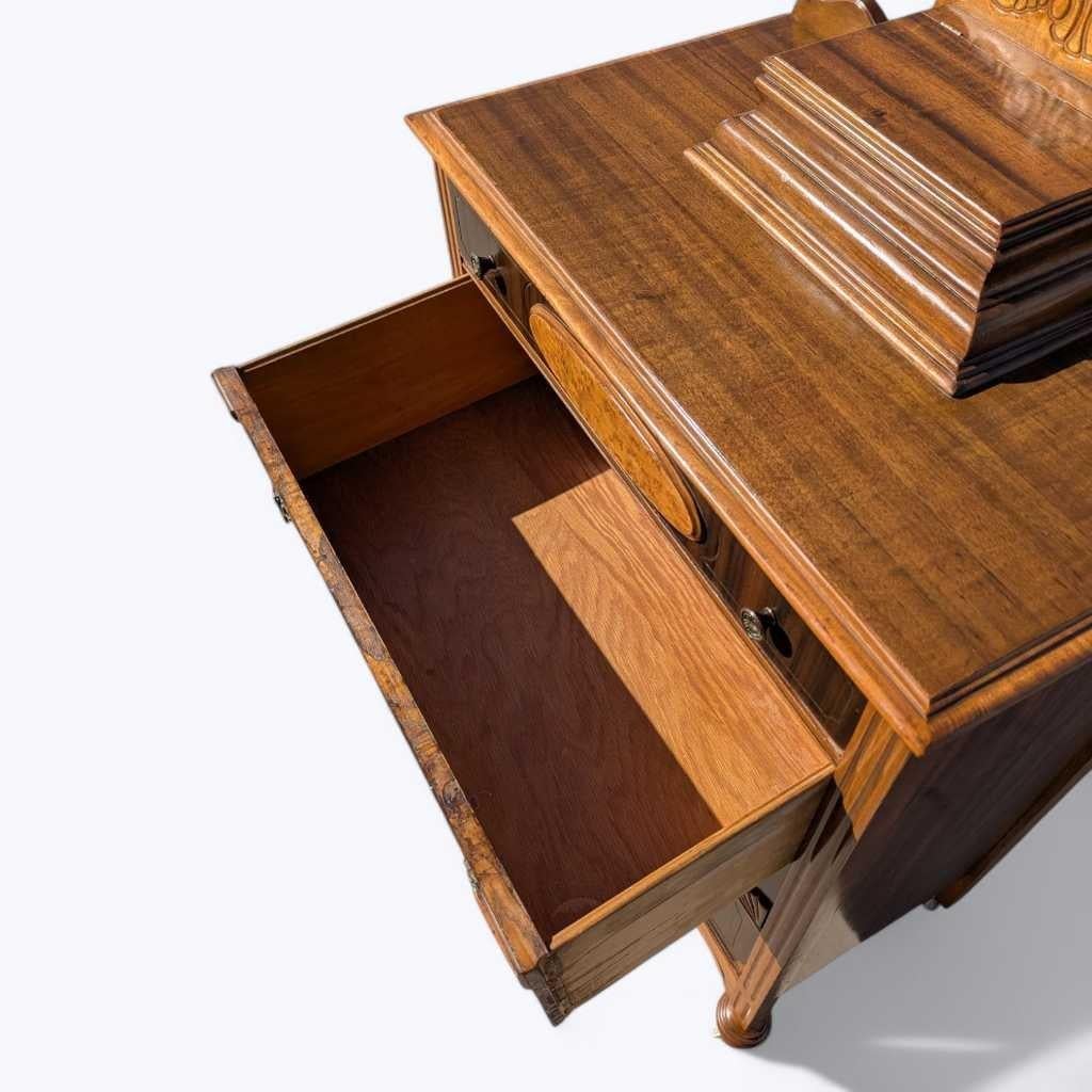 Cómoda Art Decó Highboy, madera torneada y caoba, herrajes de latón, EE.UU., c. 1930 en venta 3