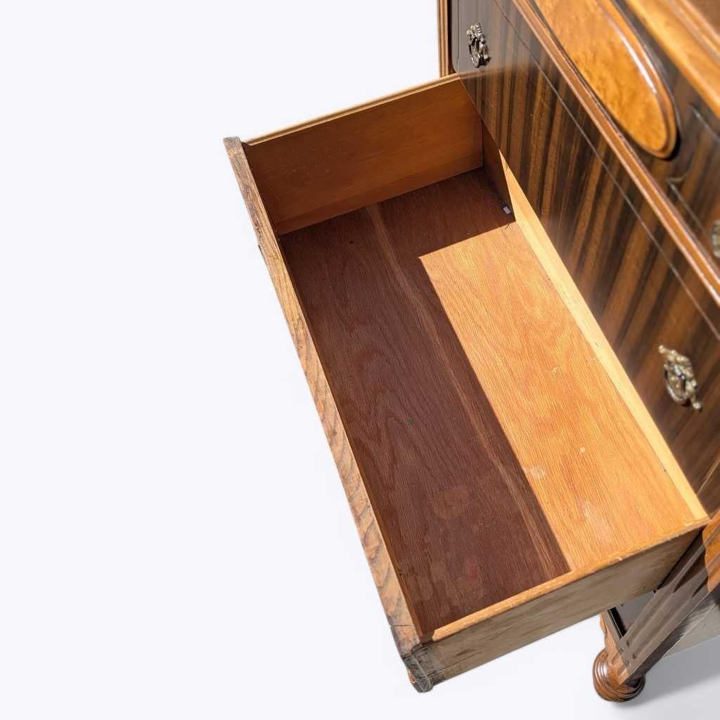 Cómoda Art Decó Highboy, madera torneada y caoba, herrajes de latón, EE.UU., c. 1930 en venta 4