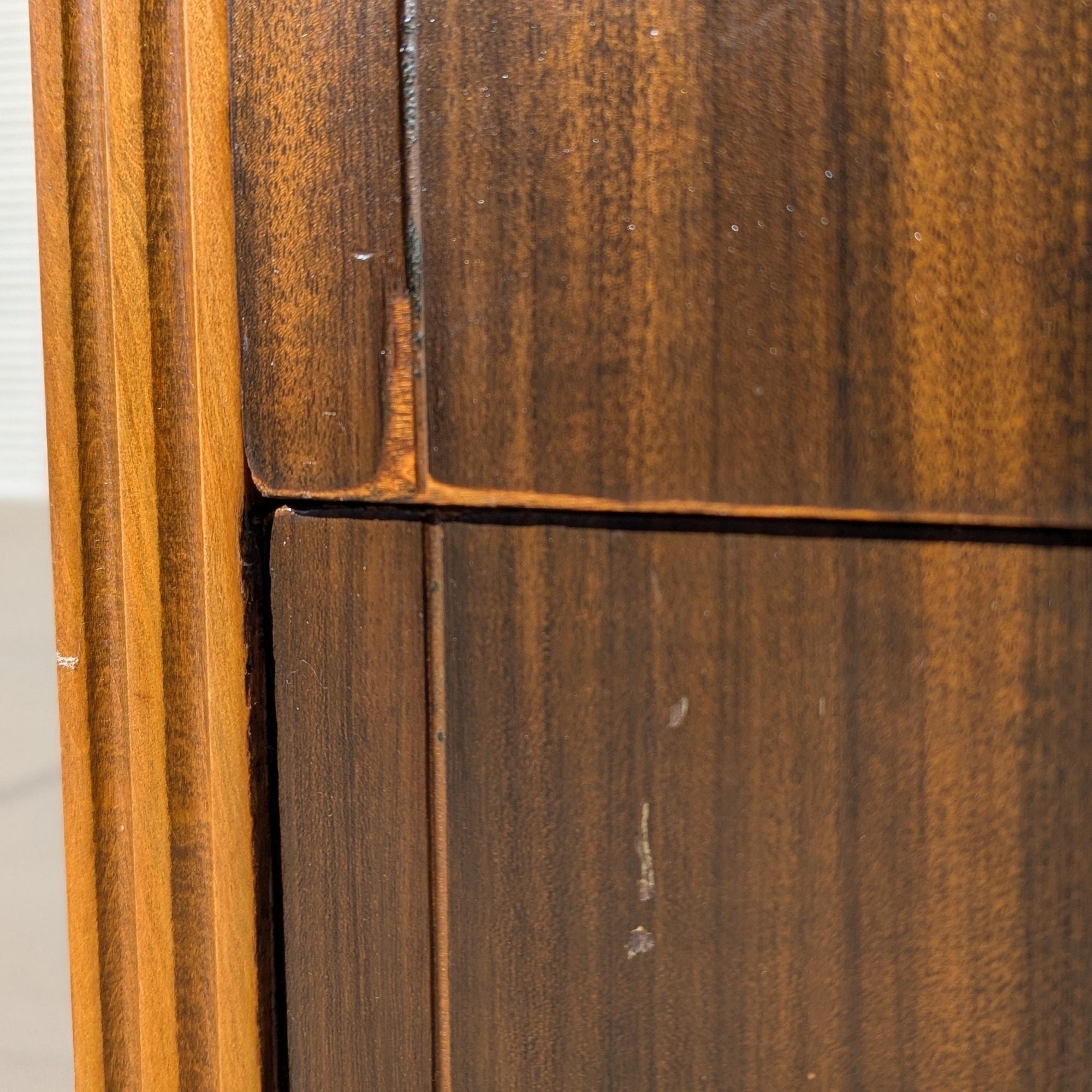 Cómoda Art Decó Highboy, madera torneada y caoba, herrajes de latón, EE.UU., c. 1930 en venta 5
