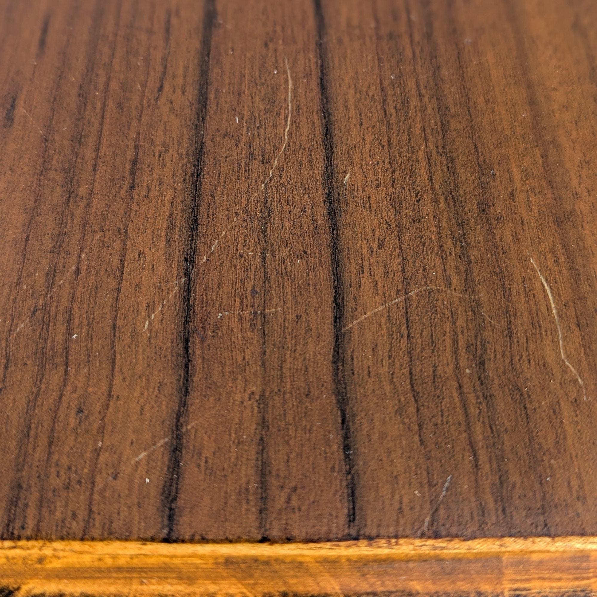 Cómoda Art Decó Highboy, madera torneada y caoba, herrajes de latón, EE.UU., c. 1930 en venta 6