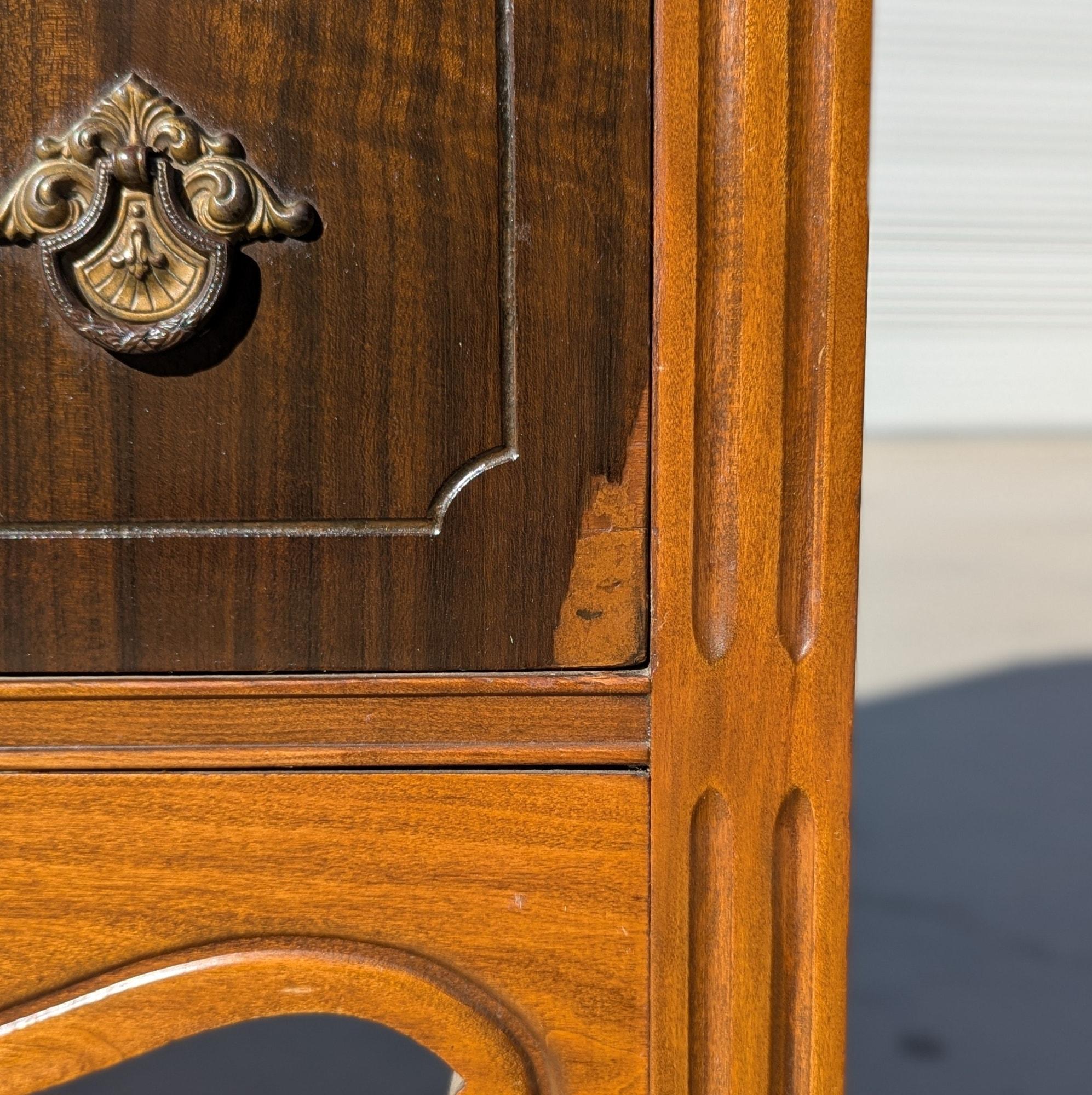 Cómoda Art Decó Highboy, madera torneada y caoba, herrajes de latón, EE.UU., c. 1930 en venta 7