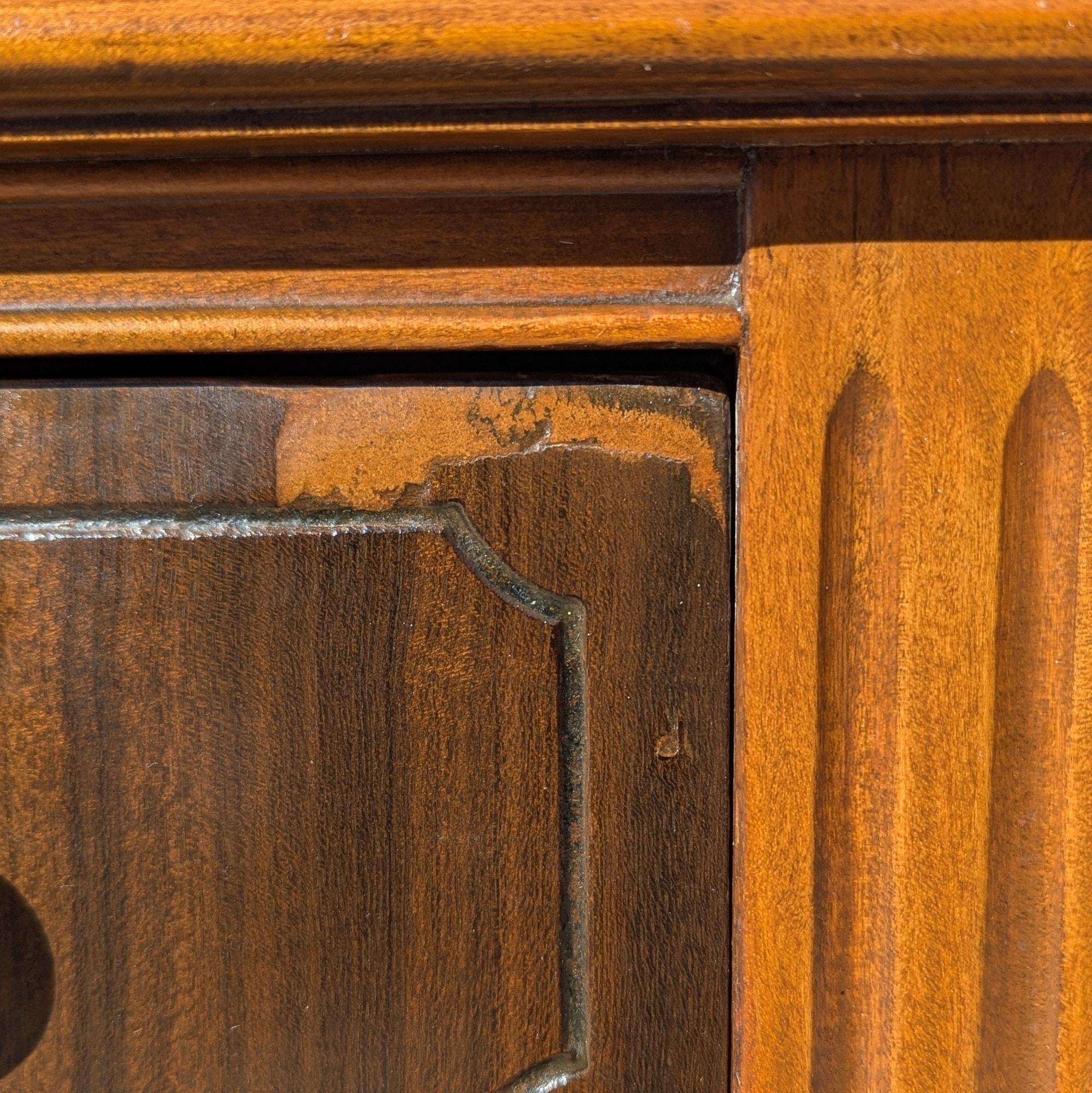 Cómoda Art Decó Highboy, madera torneada y caoba, herrajes de latón, EE.UU., c. 1930 en venta 8