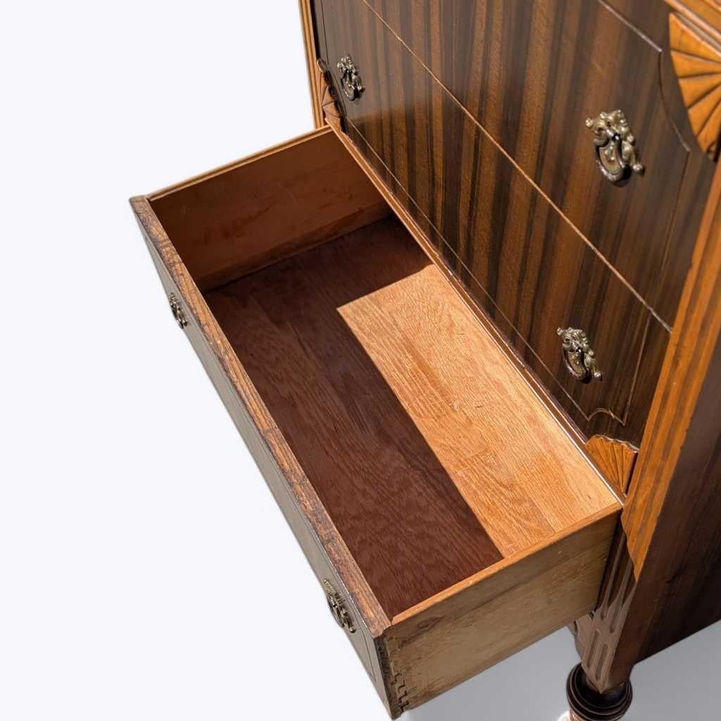 Cómoda Art Decó Highboy, madera torneada y caoba, herrajes de latón, EE.UU., c. 1930 en venta 10