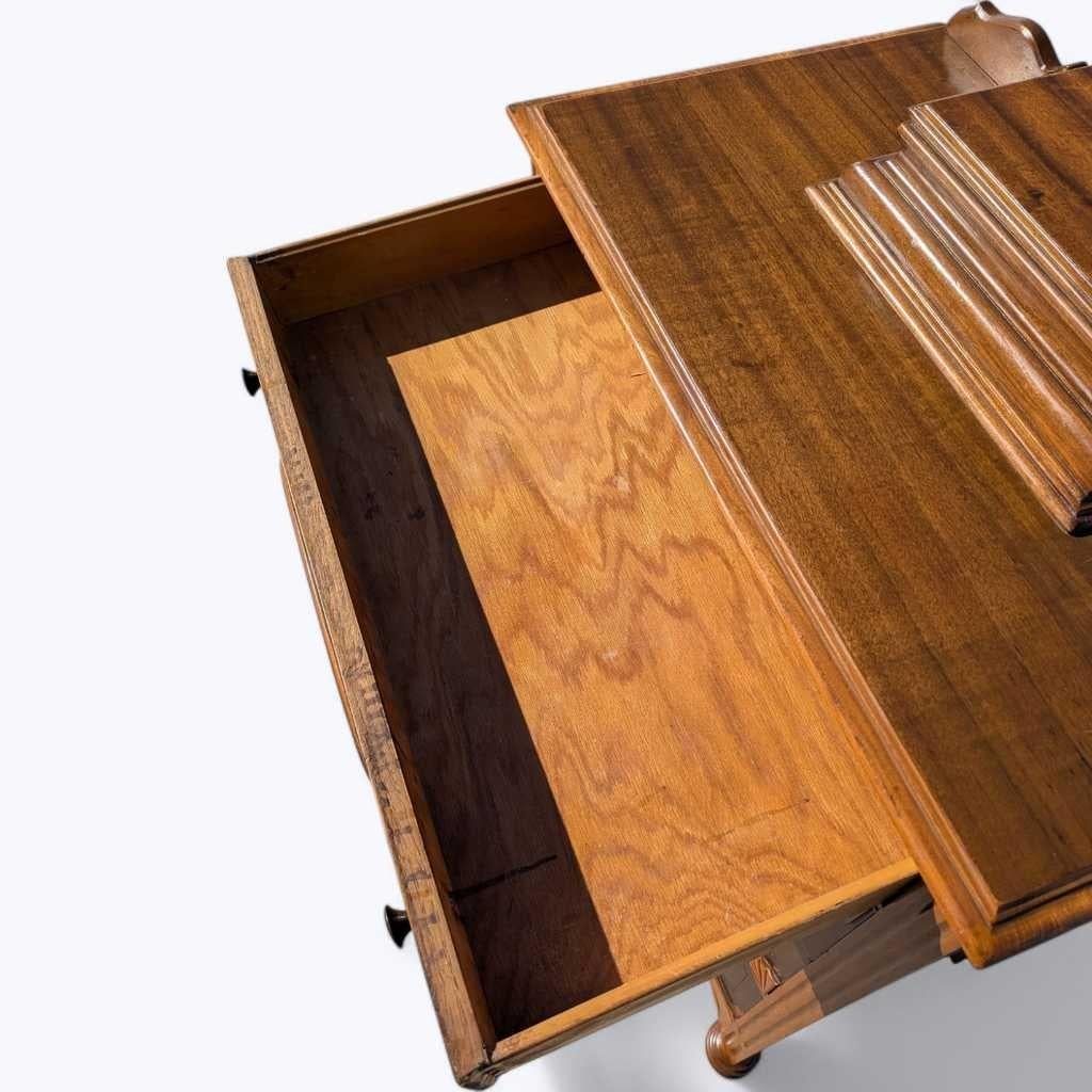 Cómoda Art Decó Highboy, madera torneada y caoba, herrajes de latón, EE.UU., c. 1930 en venta 11