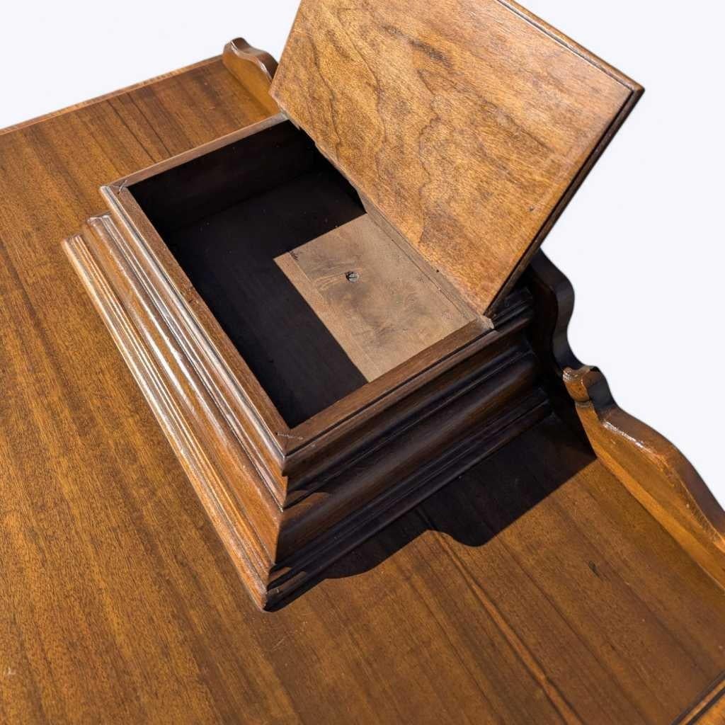 Cómoda Art Decó Highboy, madera torneada y caoba, herrajes de latón, EE.UU., c. 1930 en venta 12