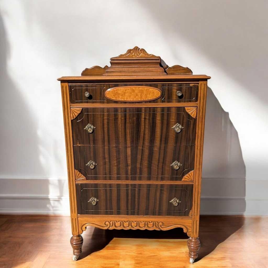 Cómoda Art Decó Highboy, madera torneada y caoba, herrajes de latón, EE.UU., c. 1930 Estadounidense en venta