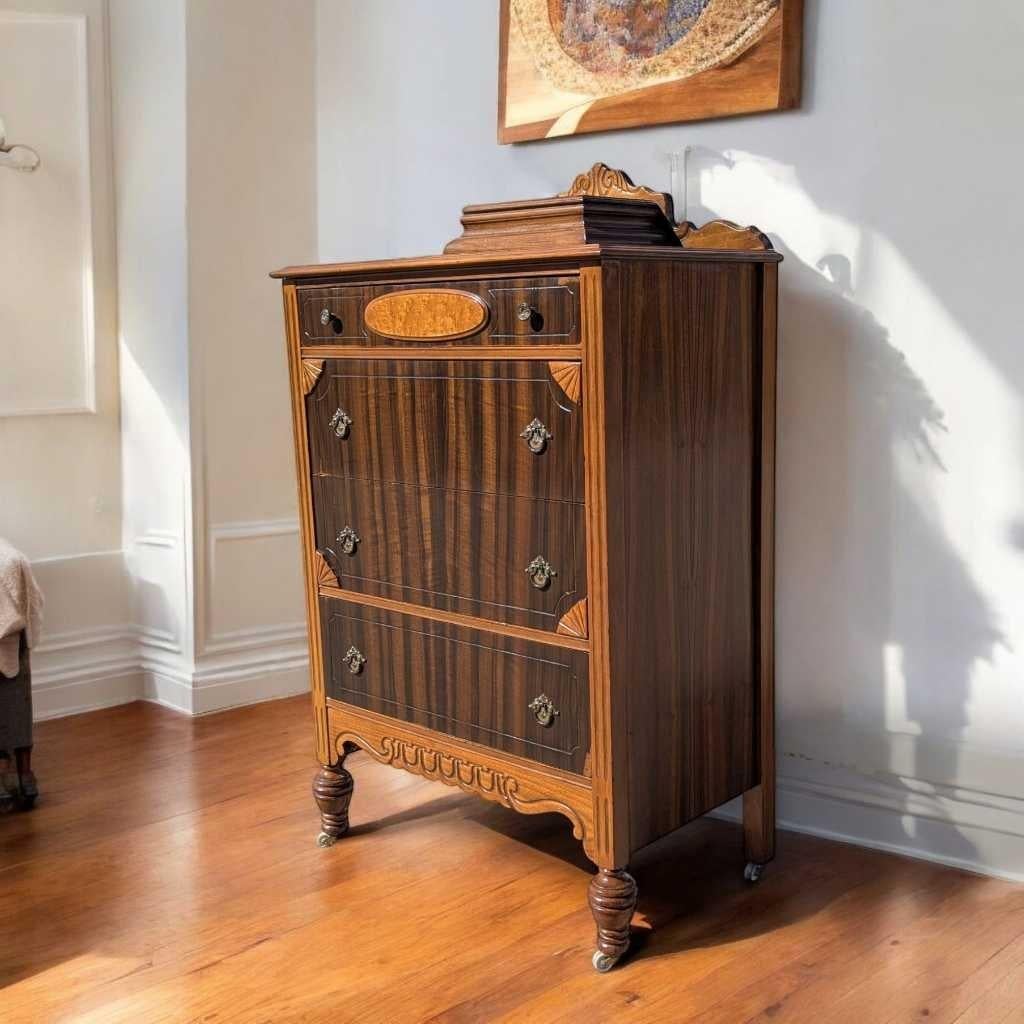 Cómoda Art Decó Highboy, madera torneada y caoba, herrajes de latón, EE.UU., c. 1930 Chapado en venta
