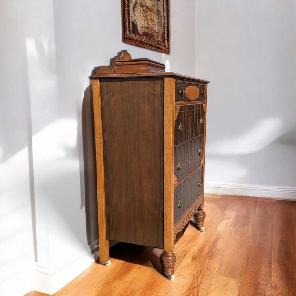 Cómoda Art Decó Highboy, madera torneada y caoba, herrajes de latón, EE.UU., c. 1930 siglo XX en venta