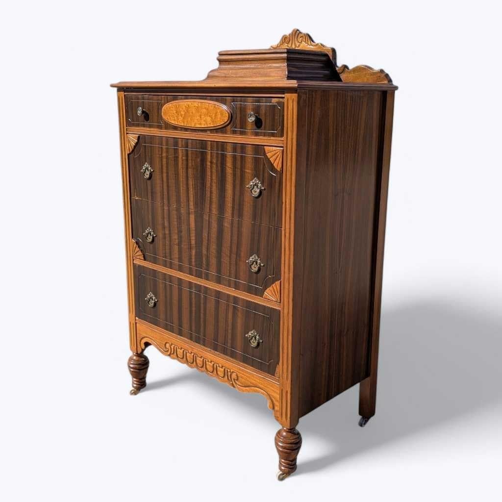 Cómoda Art Decó Highboy, madera torneada y caoba, herrajes de latón, EE.UU., c. 1930 Latón en venta