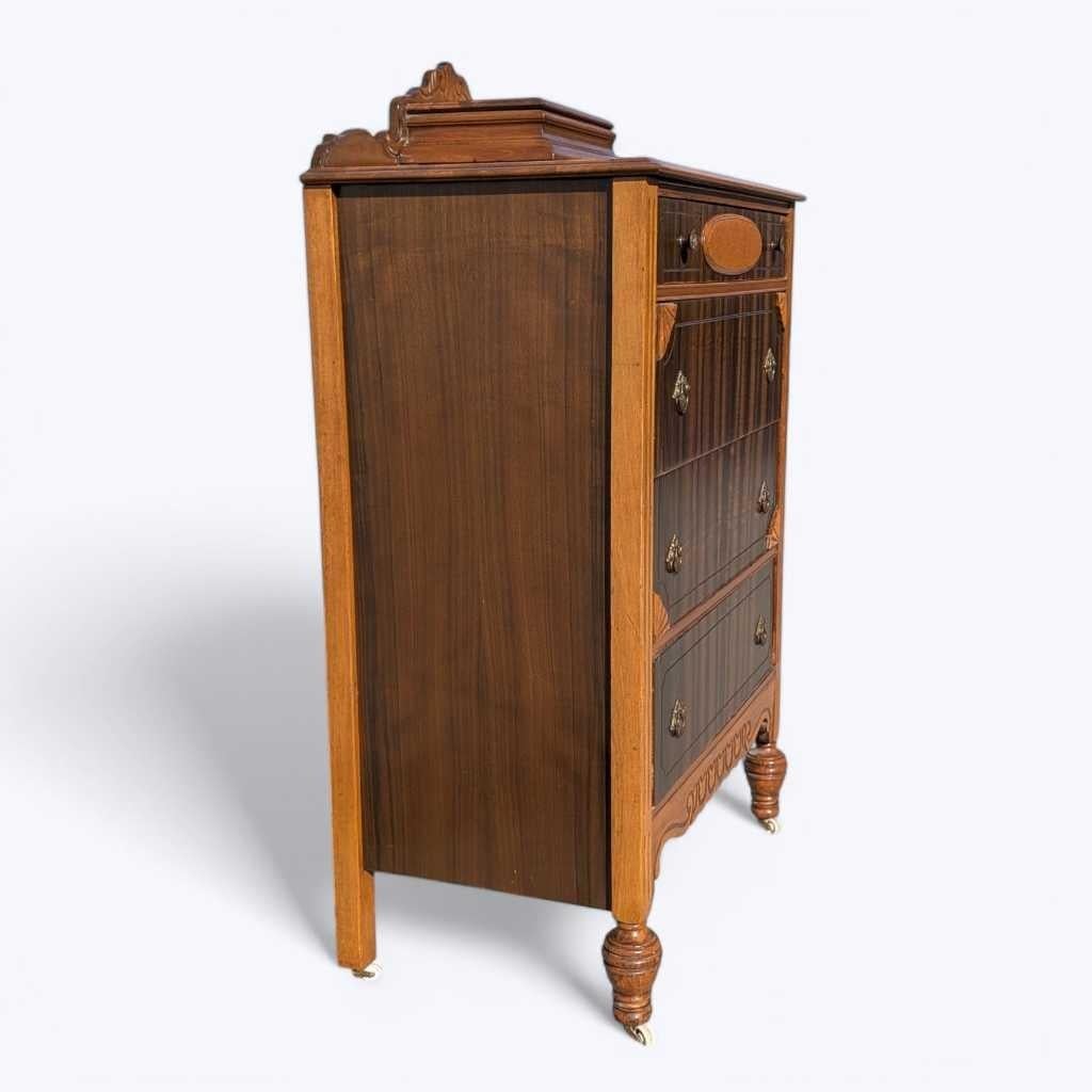 Cómoda Art Decó Highboy, madera torneada y caoba, herrajes de latón, EE.UU., c. 1930 en venta 1