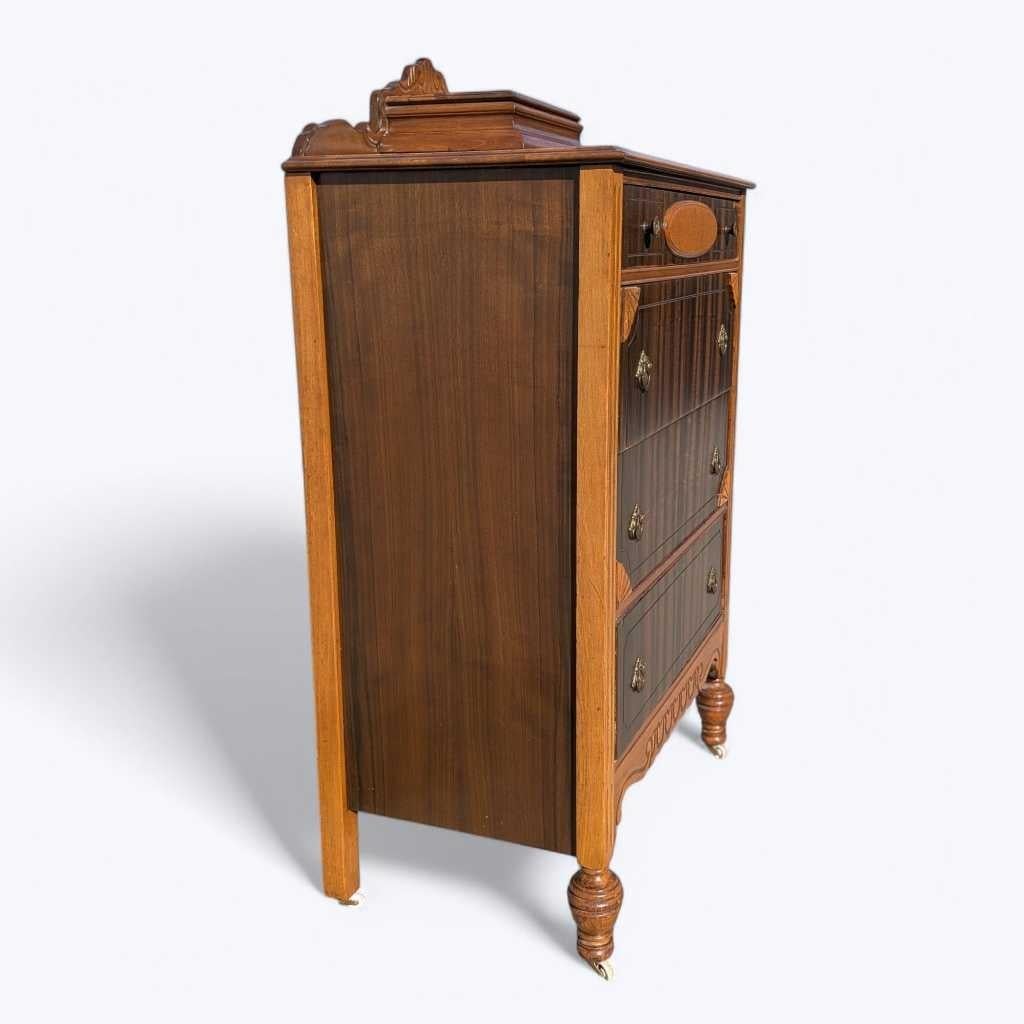 Cómoda Art Decó Highboy, madera torneada y caoba, herrajes de latón, EE.UU., c. 1930 en venta 2