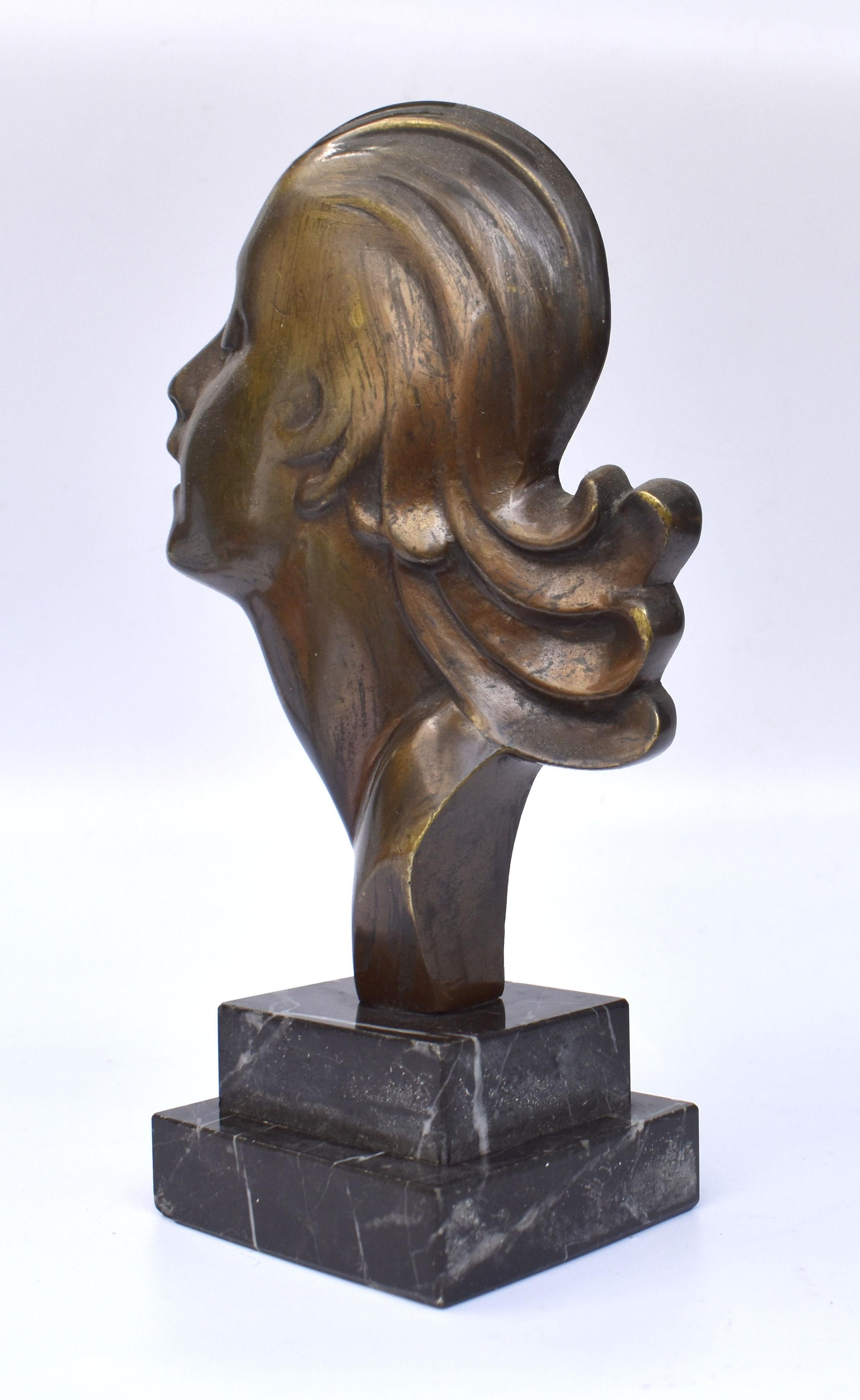 Wir bieten Ihnen dieses sehr attraktive Messingprofil eines weiblichen Art Deco-Kopfes auf einem gestuften, massiven Marmorsockel. Sie stammt aus den 1930er Jahren und ist in hervorragendem Zustand und frei von Schäden. Sie stammt aus Frankreich.