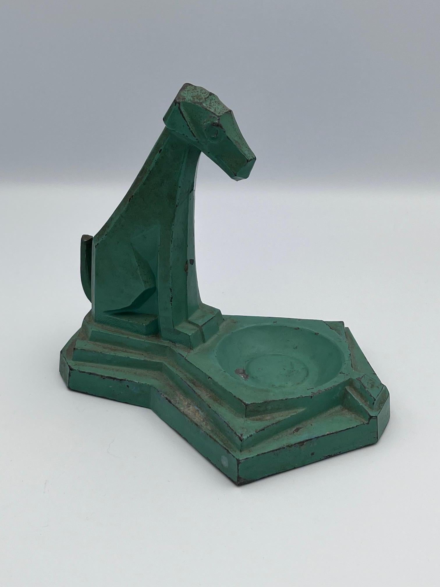 Art Deco Hoch stilisierte kubistische und geometrische Teal Green Hund Aschenbecher im Zustand „Gut“ im Angebot in Red Lion, PA