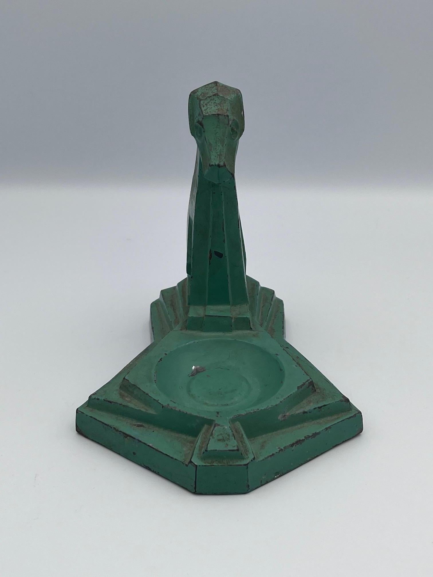 Art Deco Hoch stilisierte kubistische und geometrische Teal Green Hund Aschenbecher (Mitte des 20. Jahrhunderts) im Angebot