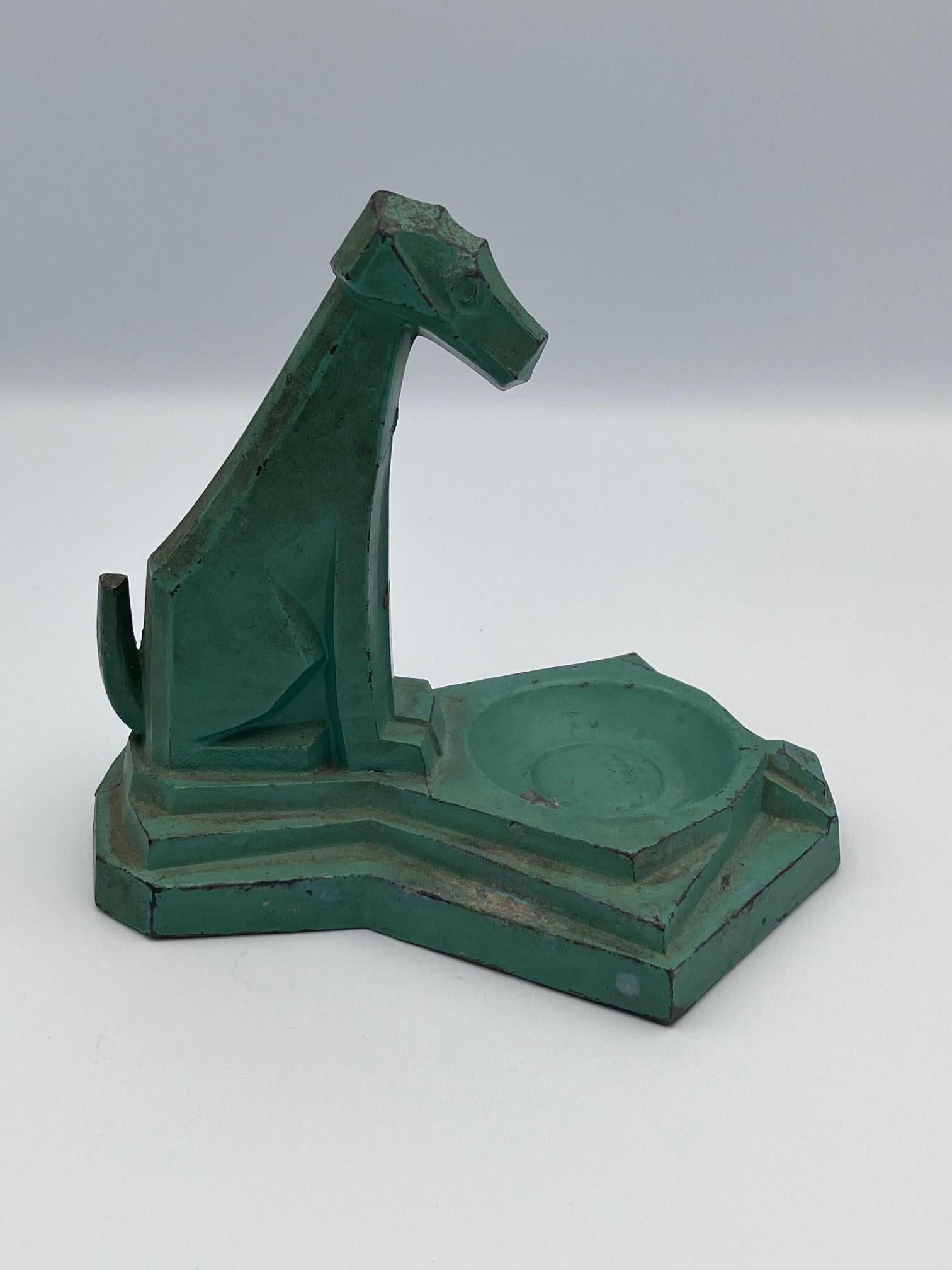 Art Deco Hoch stilisierte kubistische und geometrische Teal Green Hund Aschenbecher (Metall) im Angebot