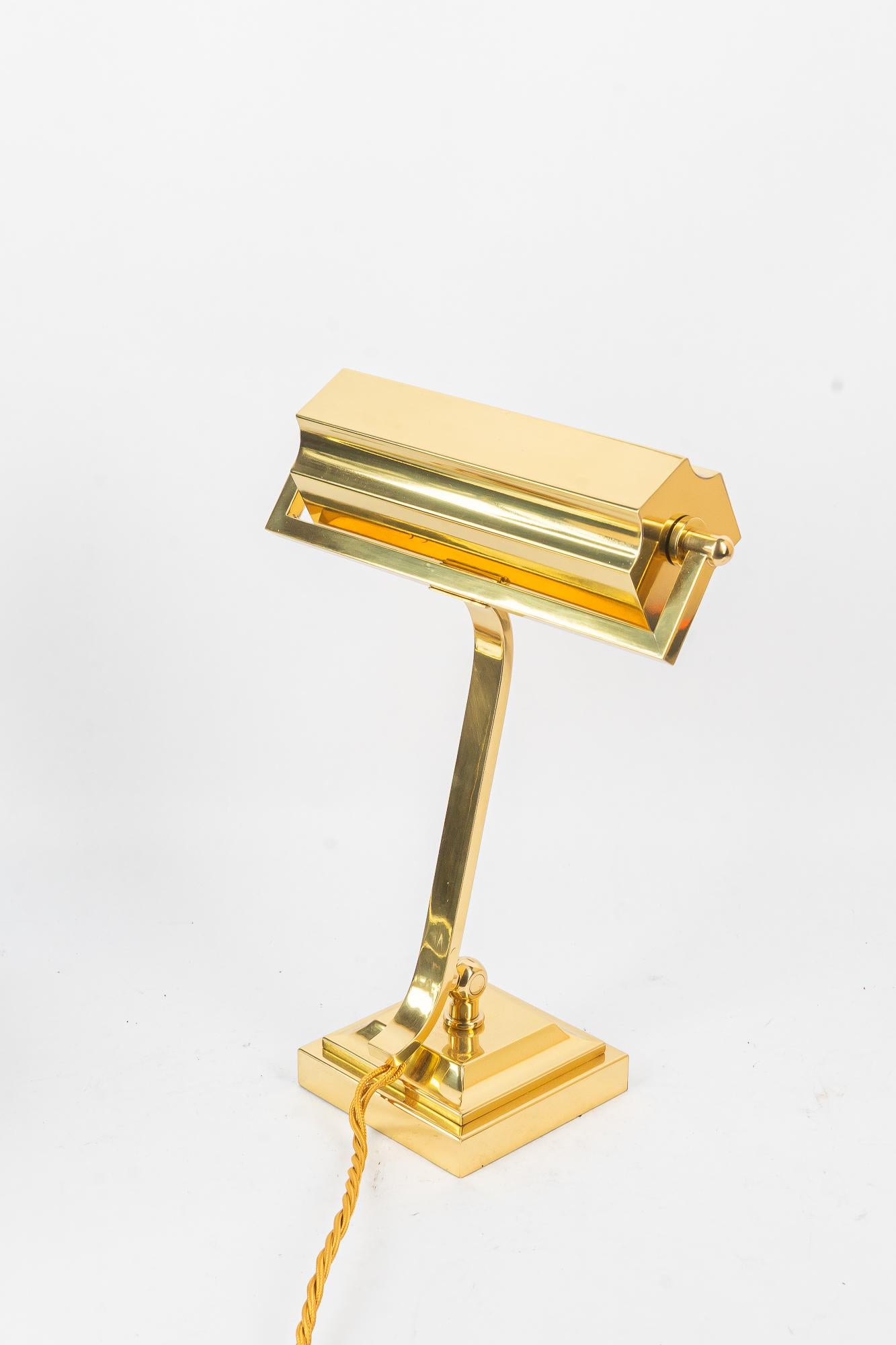 Art Deco höhenverstellbare und sviweling Messing Tischlampe Wien um 1920s
Messing poliert und emailliert
Tiefe von 18cm - bis zu 34cm