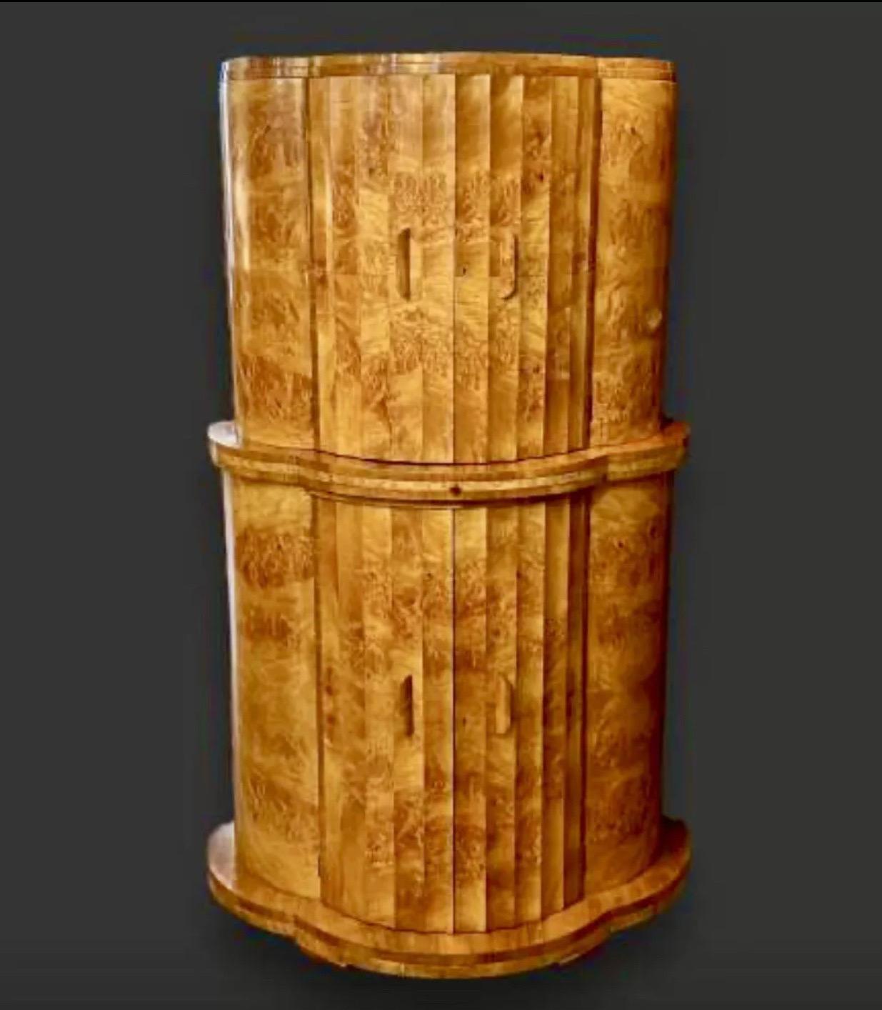 Questo è il migliore e più popolare mobile da cocktail realizzato nel Regno Unito nel periodo Art Deco.
Impiallacciato nella migliore radica di noce e in ottime condizioni, questo è il massimo che si possa ottenere da un mobile Epstein. Splendide