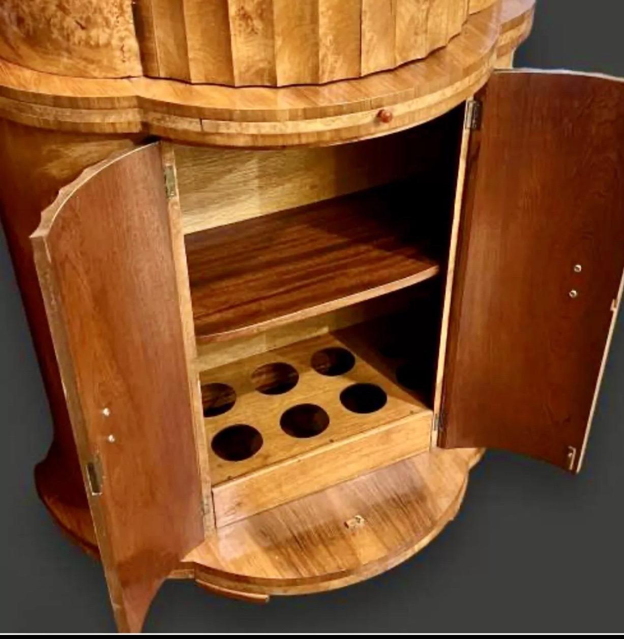 Britannico Cabinet da cocktail scanalato semicircolare Art Deco H.L.A. Epstein in radica bionda di noce in vendita