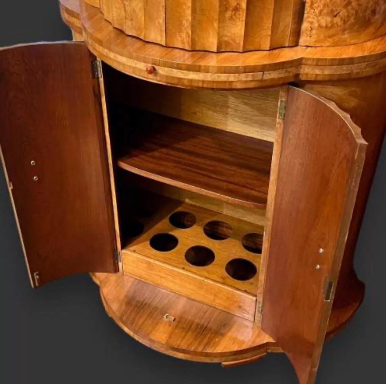 Inizio XX secolo Cabinet da cocktail scanalato semicircolare Art Deco H.L.A. Epstein in radica bionda di noce in vendita
