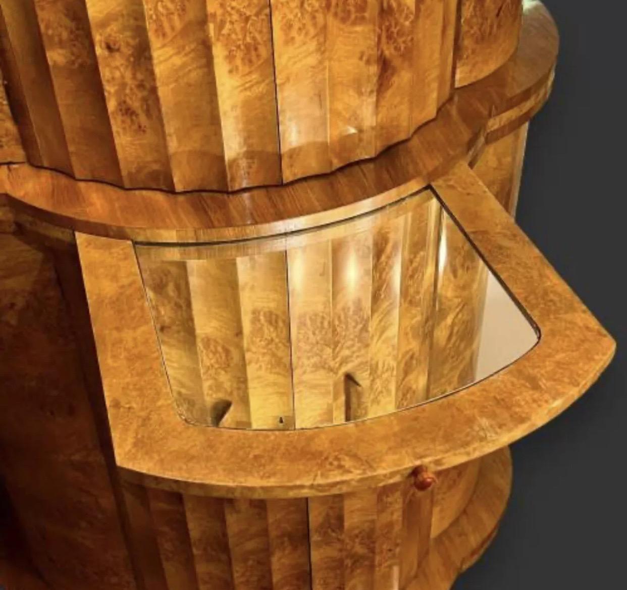 Legno Cabinet da cocktail scanalato semicircolare Art Deco H.L.A. Epstein in radica bionda di noce in vendita