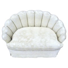 Art Deco Hollywood Regency Loveseat im Bananenstil mit Kanalrückenlehne und Channel Back