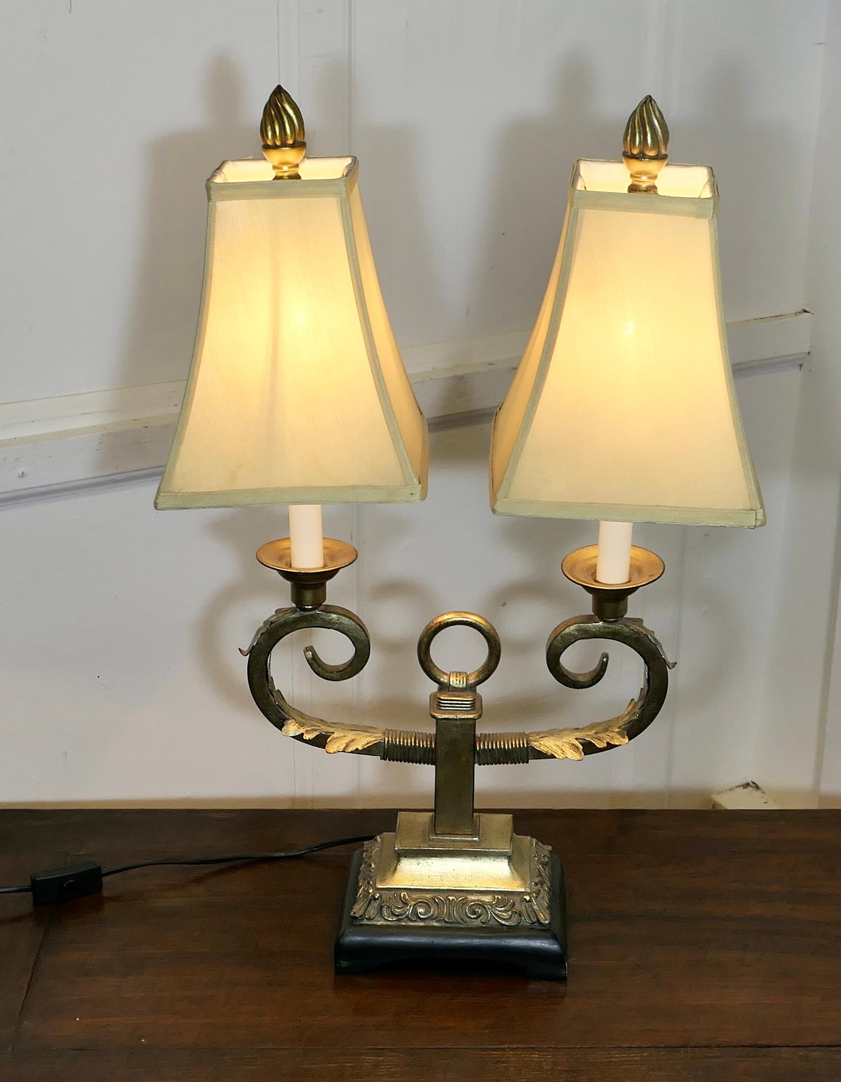 Art Deco Hollywood Regency Twin Toleware Tischlampe aus Zinn  Dies ist ein reizvolles Stück  im Zustand „Gut“ im Angebot in Chillerton, Isle of Wight