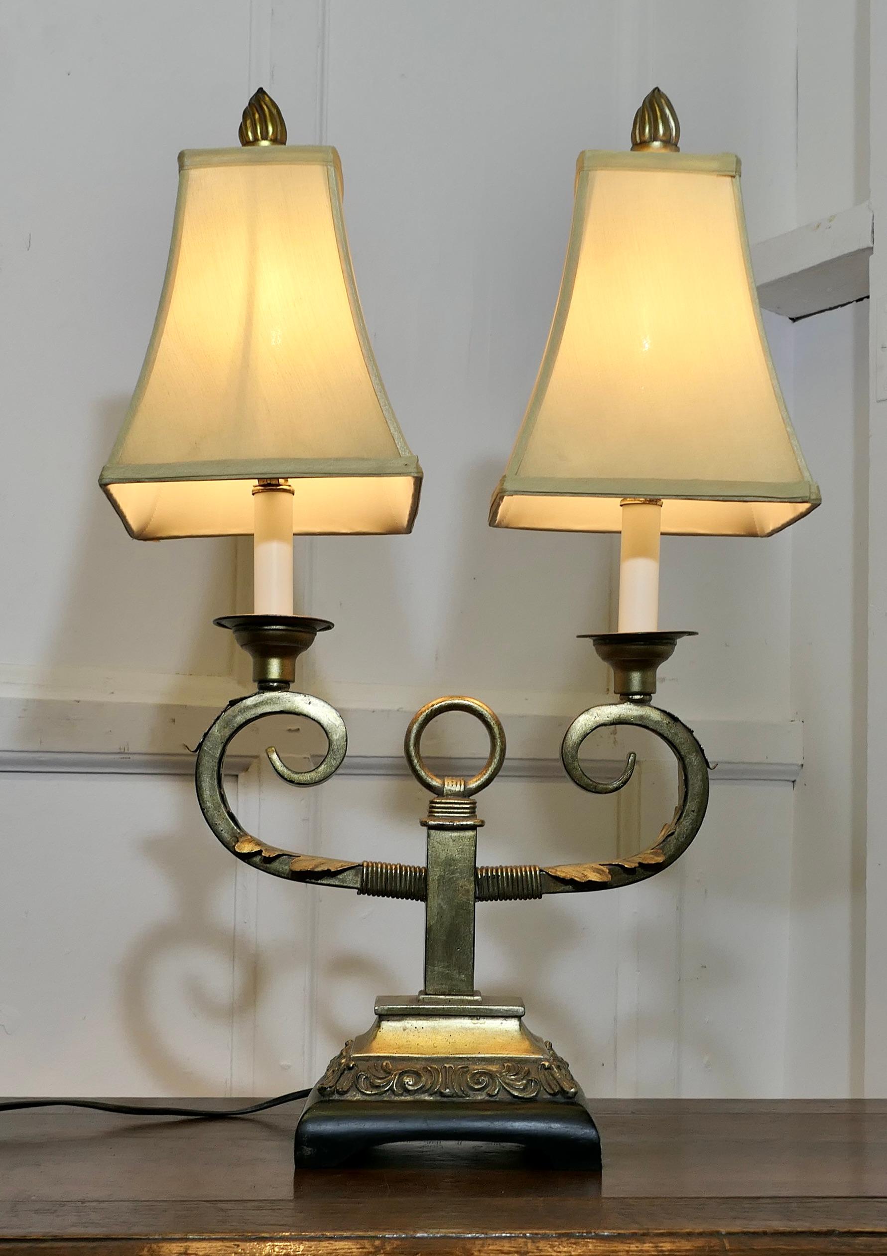Milieu du XXe siècle Lampe de table Art Déco Hollywood Regency Twin Toleware  C'est une pièce charmante  en vente