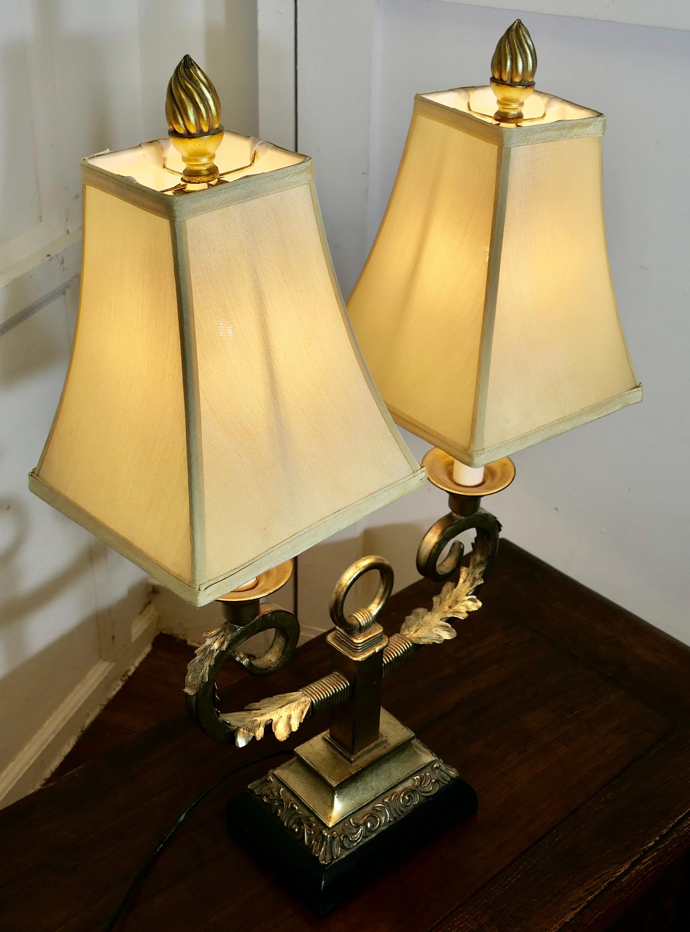 Art Deco Hollywood Regency Twin Toleware Tischlampe aus Zinn  Dies ist ein reizvolles Stück  im Angebot 2