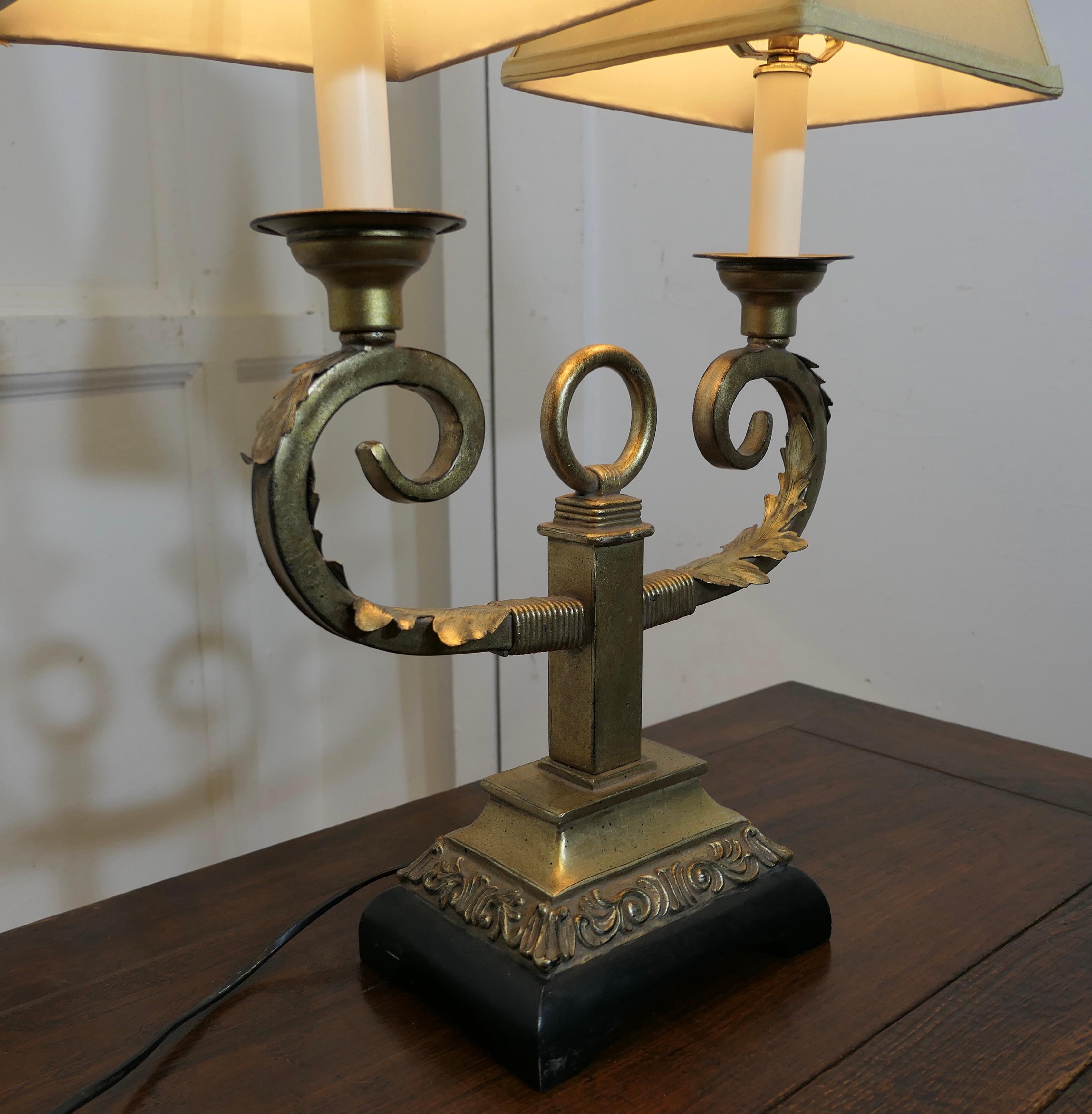 Art Deco Hollywood Regency Twin Toleware Tischlampe aus Zinn  Dies ist ein reizvolles Stück  im Angebot 3