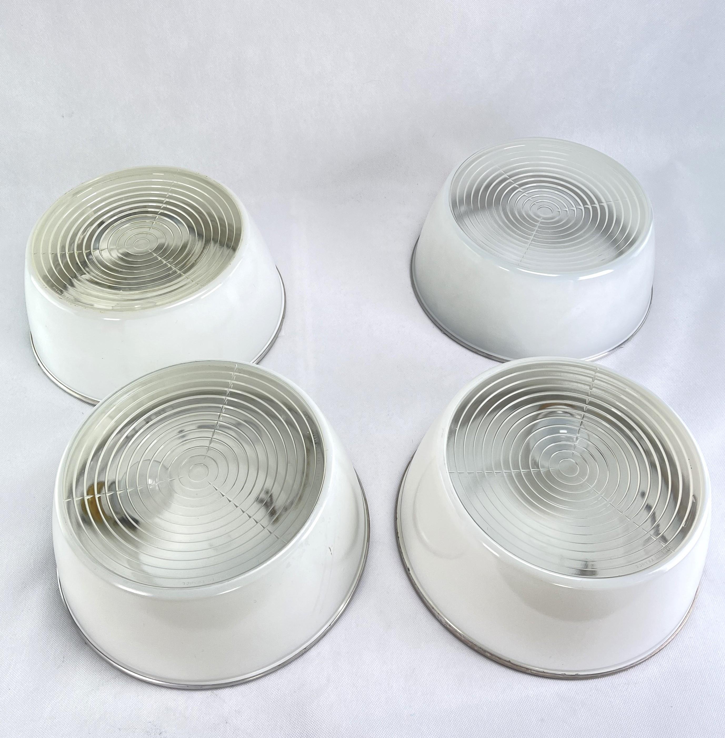 Art Deco ceiling or wall light - 1920s-1930s

This item is available in a set of four. The lamp is an original piece from the Art Deco era. The Holophane flush mount has the model number: 3415-No25

Each lamp has an E27 socket.