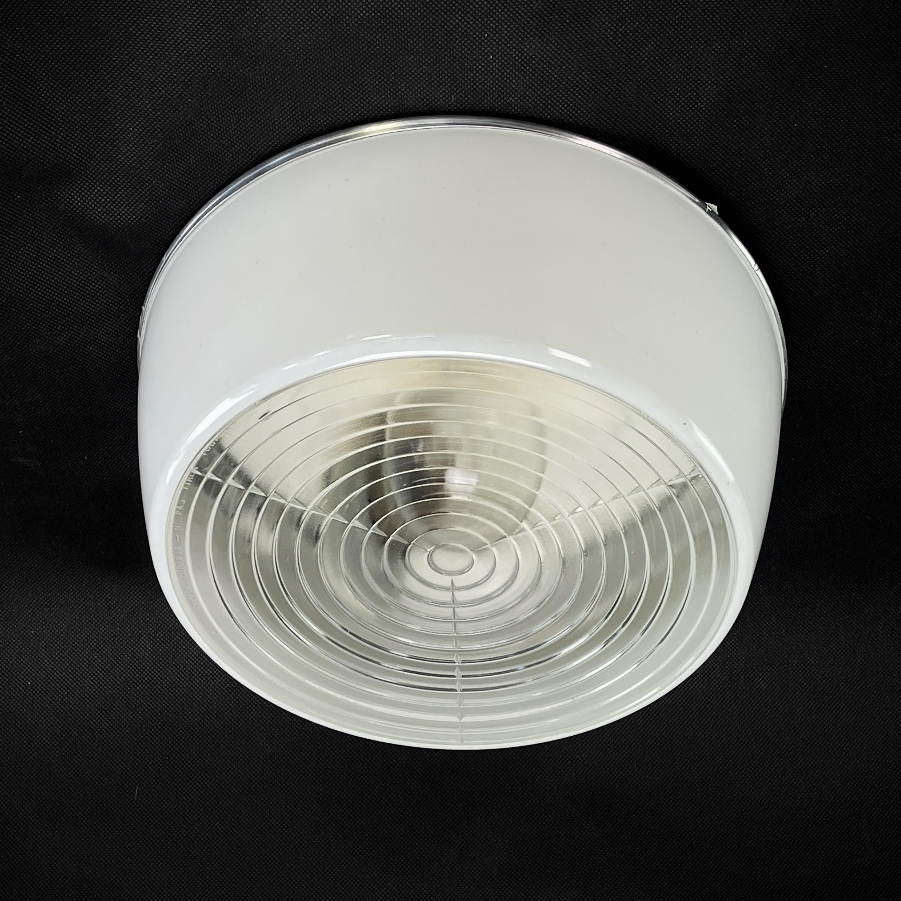 Art Deco ceiling or wall light - 1920s-1930s

This rare, original pendant lamp captivates with its simple and sober Art Deco design. The signed lamp gives a very pleasant light. This ceiling lamp is an absolute design classic from the ART DECOS