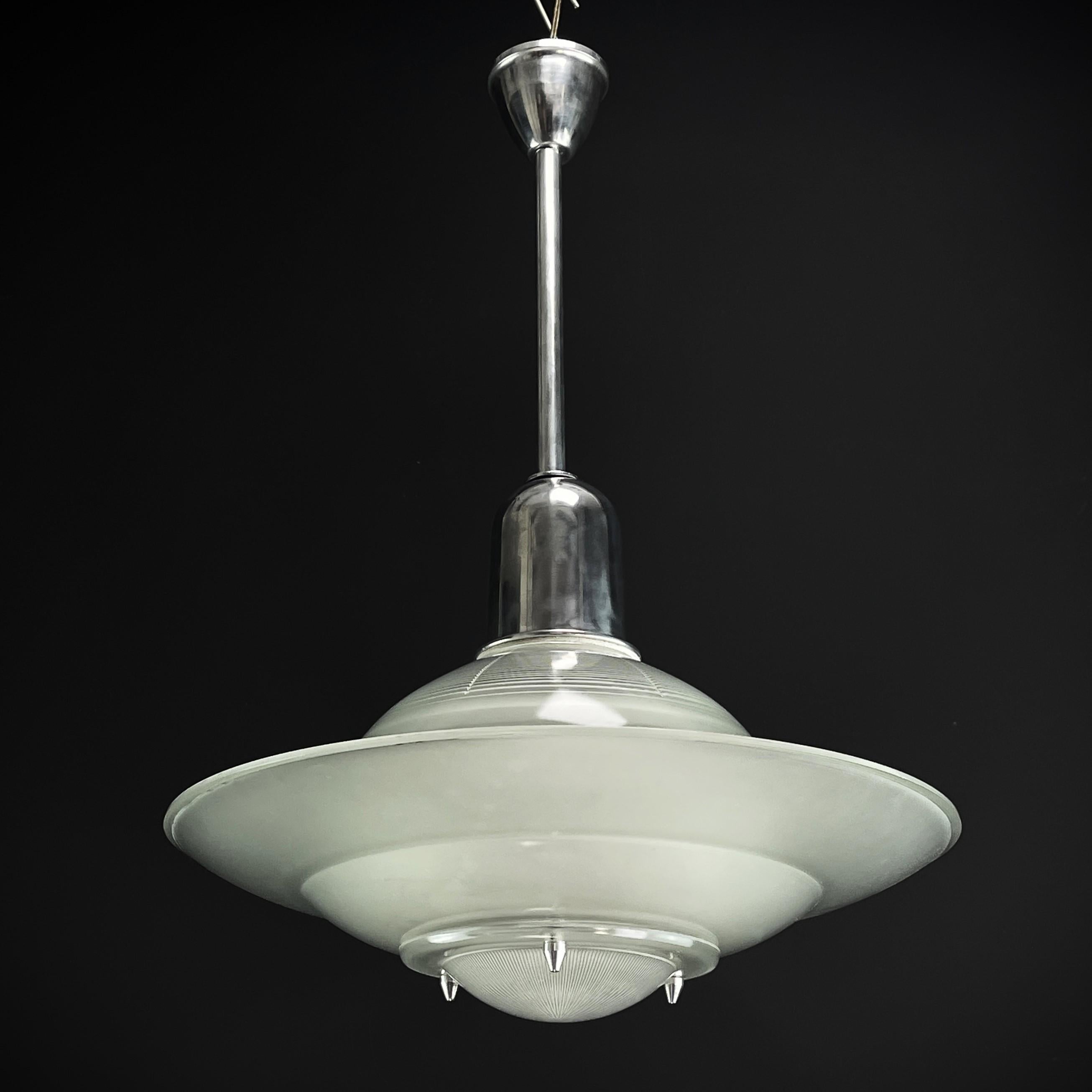 Art Deco ceiling light - 1940s

The ART DECO hanging lamp by HOLOPHANE from the 1940s is an outstanding example of Machine Age design. The characteristic feature of this HOLOPHANE hanging lamp is its unique lighting technology. The use of special