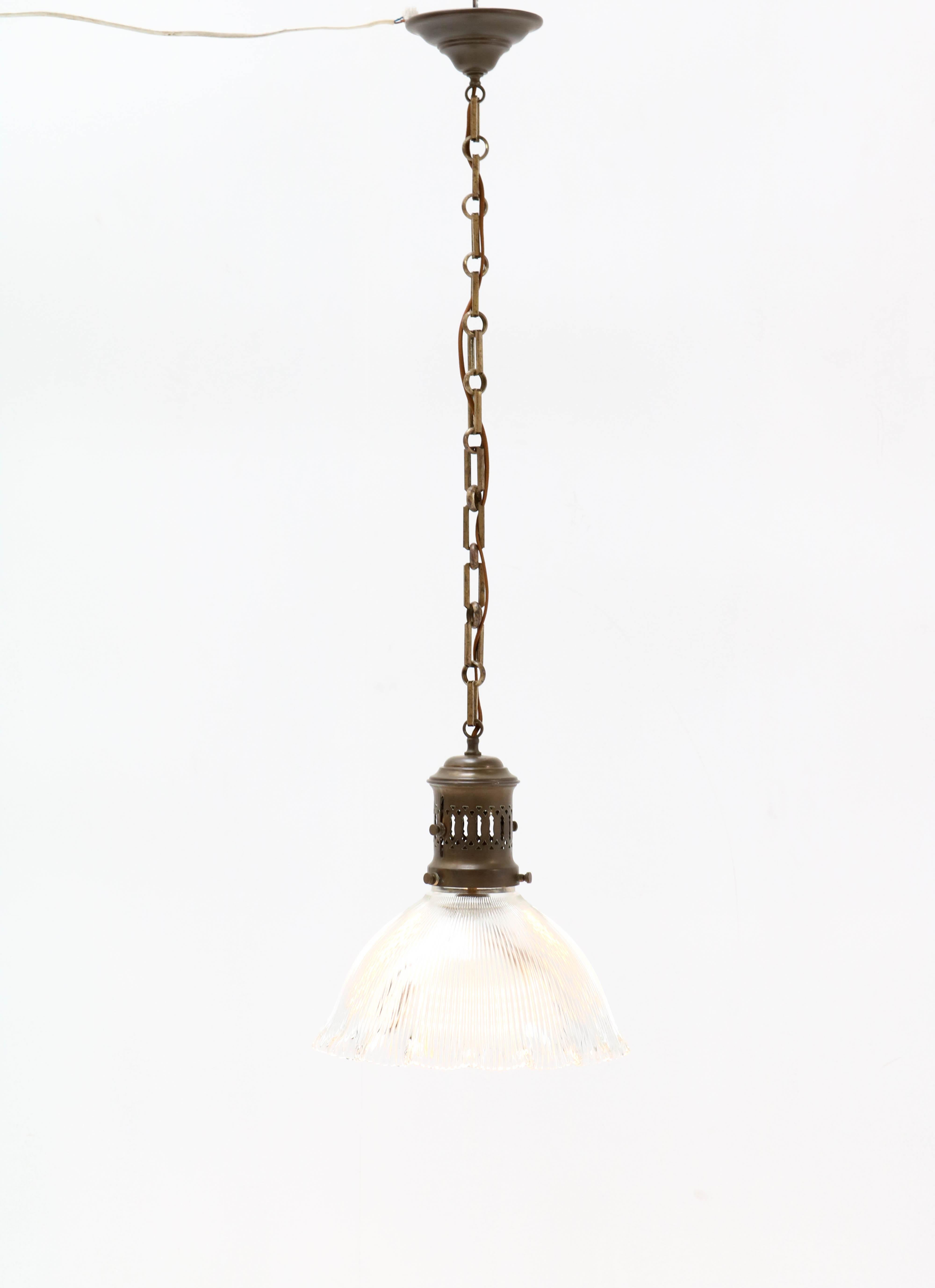 Metà XX secolo Lampada a sospensione da soffitto in vetro olofane Art Deco in vendita