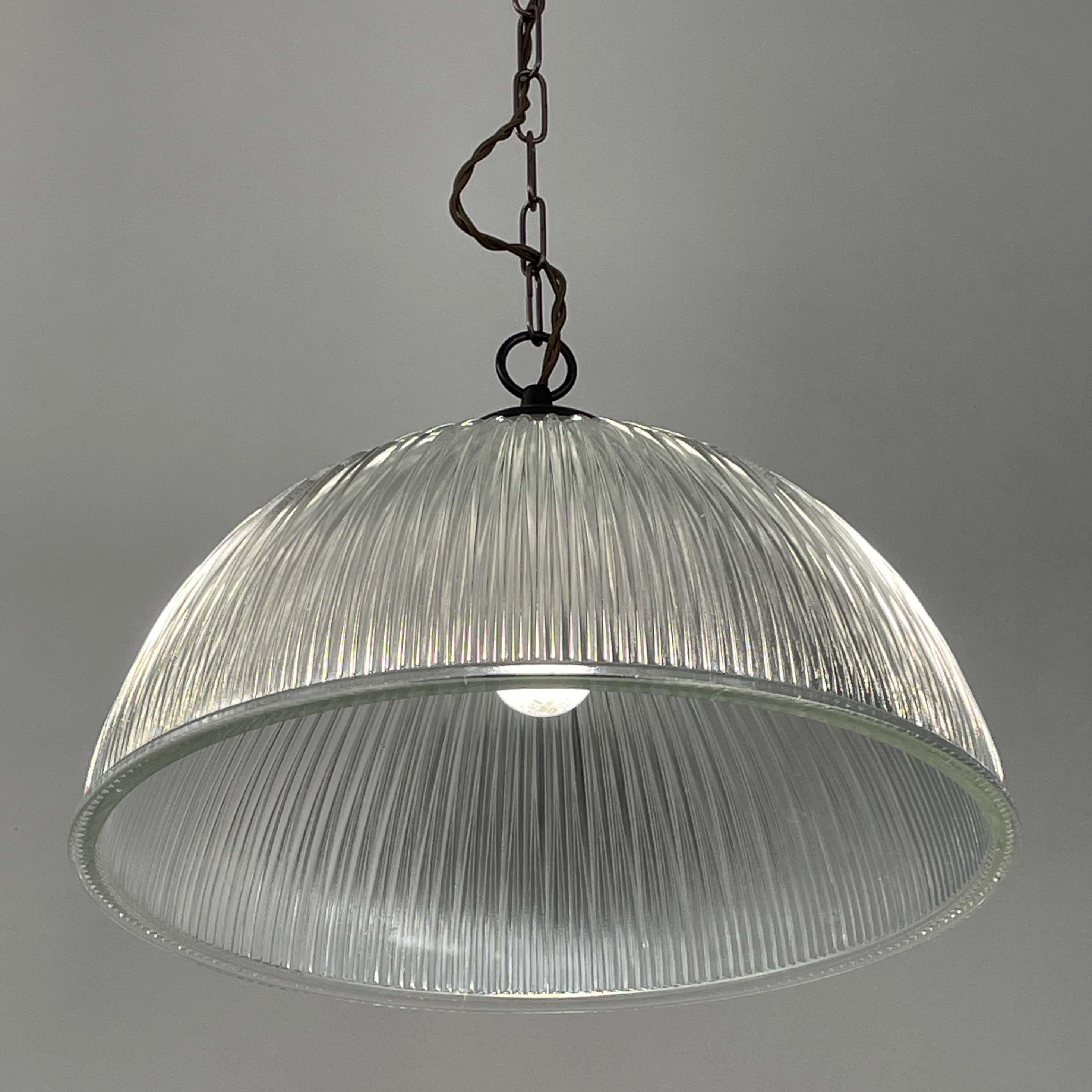 Français Lampe suspendue Art Déco en verre industriel Holophane, France, années 1930 en vente