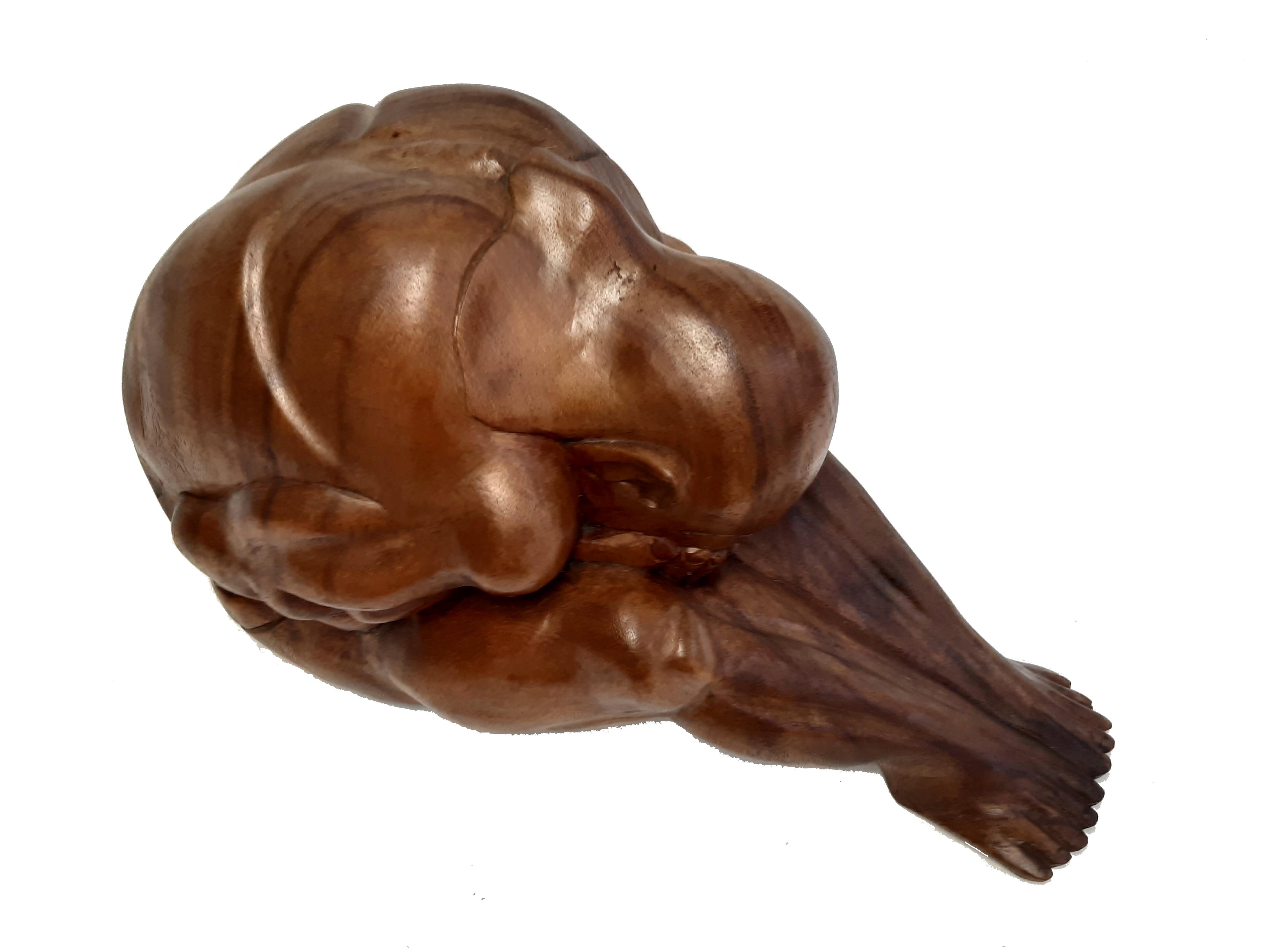 Art Déco Holzfigur sitzender Mann. Hervorragend expressive Darstellung eines muskulösen, nackten, augenscheinlich zutiefst verzweifelten Mannes.